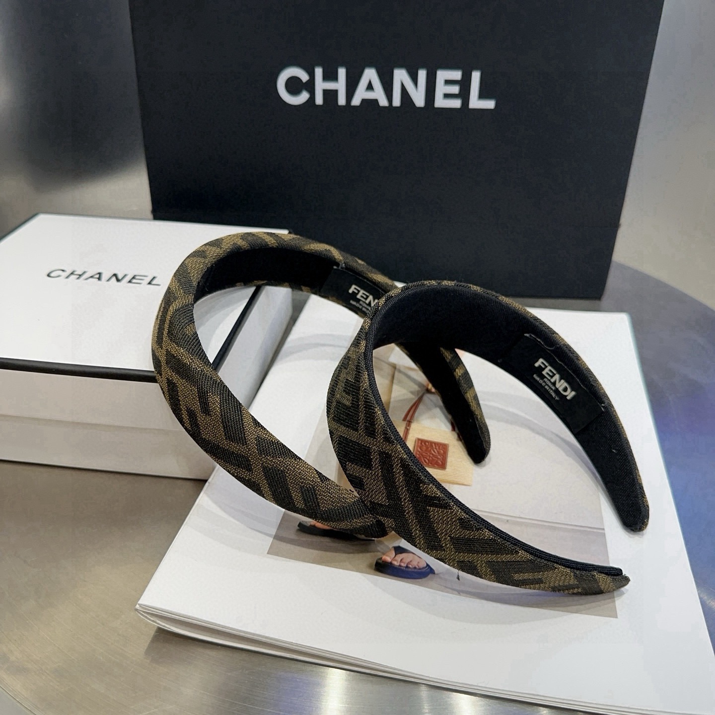 NO:770453,P Comes with a packaging box FENDI F headband, with a retro temperament, simple and versatile!  The young lady closed her eyes and entered... 'hairpins, hairpins, fendi, fendi, hairpins19860909P 配包装盒 FENDI（芬迪）F发箍,复古气质美,简约百搭！小姐姐闭眼入… ＇发夹,发夹,fendi,fendi,hairpins,accessory