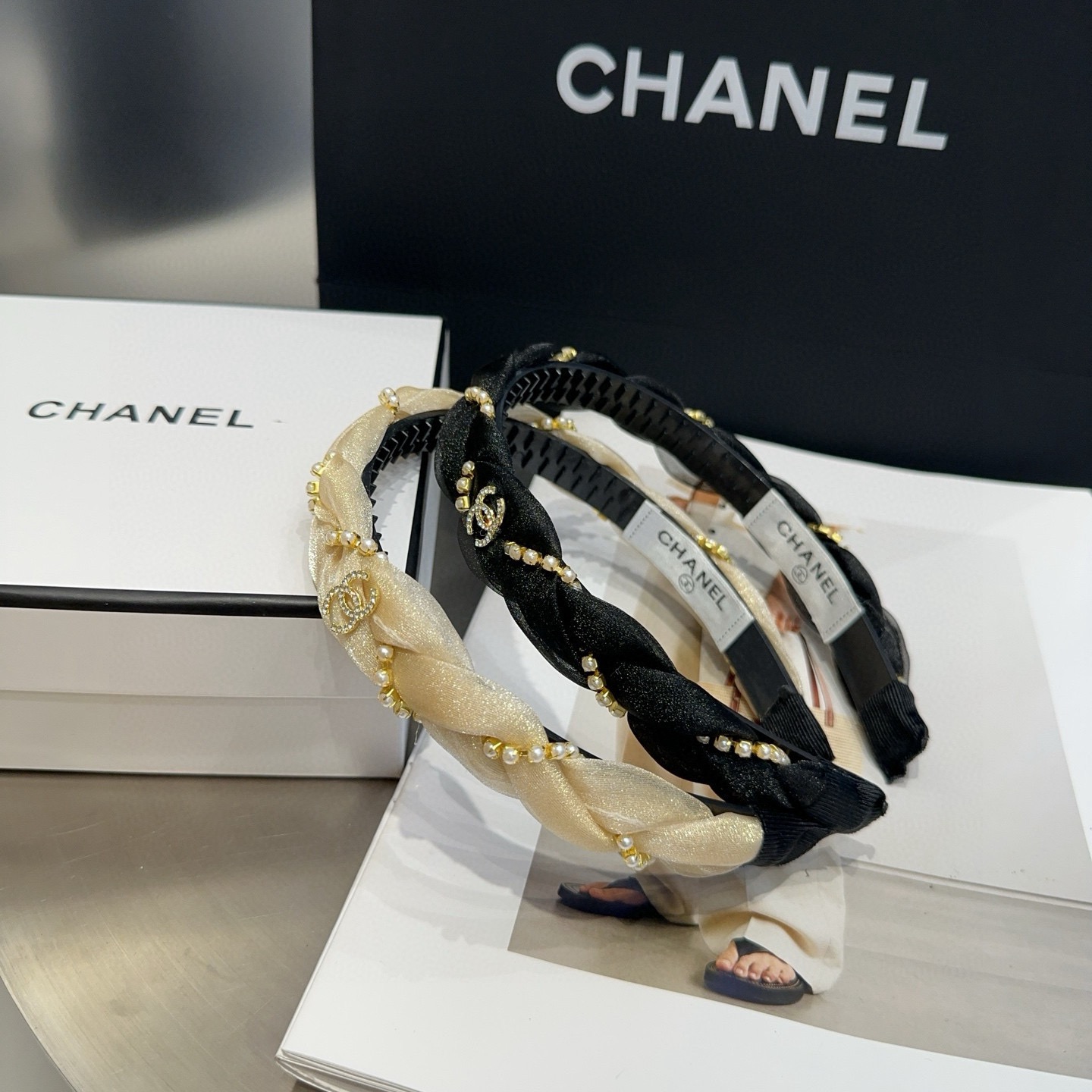 NO:770460,P Comes with a packaging box. Chanel's latest small fragrant pearl headband. Simple and practical, fashionable and trendy. Very beautiful!  A must-have for little fairies...hairpins, hair clips, chanel, chanel, hairpins19860909P 配包装盒 Chanel (香奈儿)最新小香珍珠发箍.简单实用,时尚潮流.非常好看！小仙女必备…发夹,发夹,chanel,chanel,hairpins,accessory
