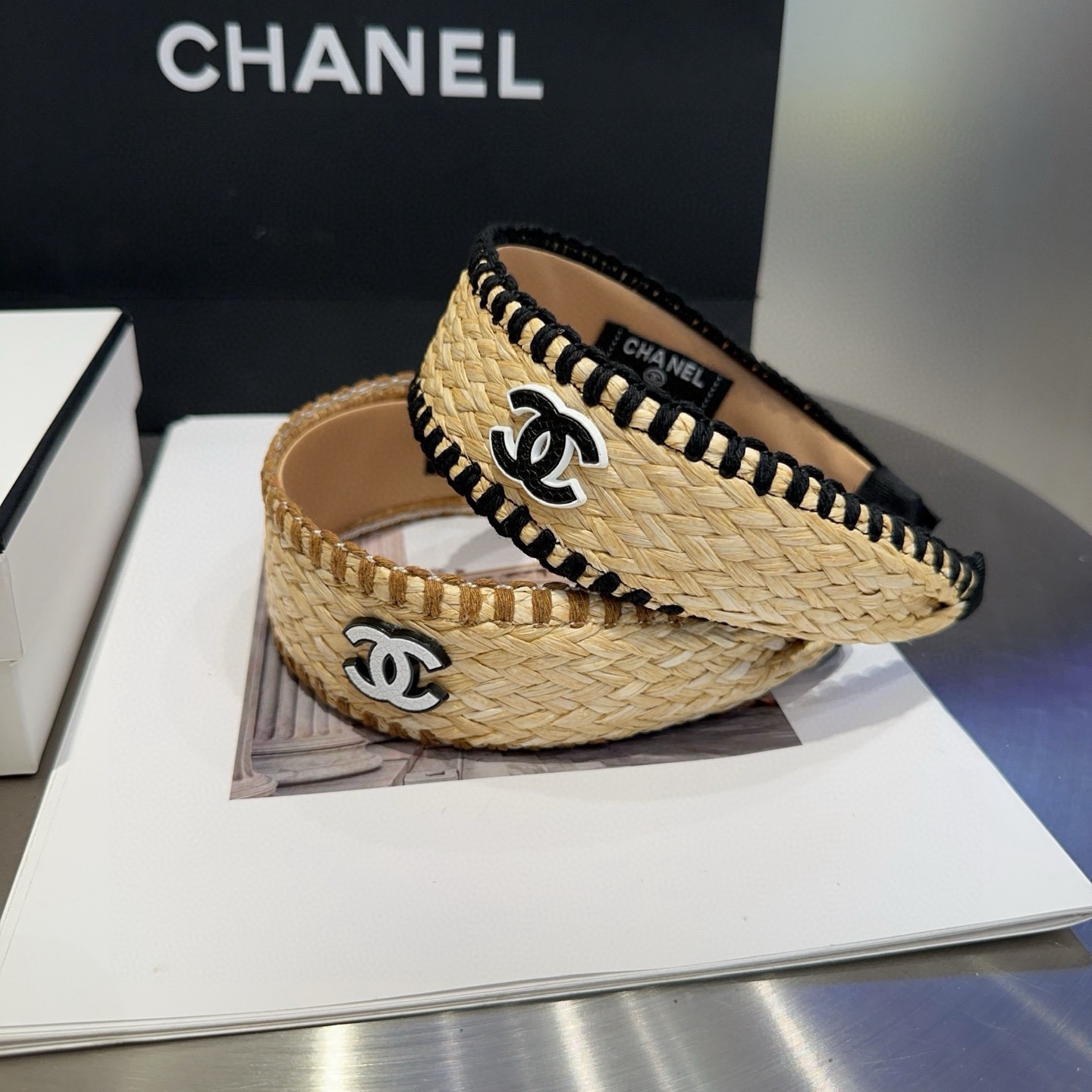 NO:770407,P Comes with a packaging box. Chanel’s latest small vanilla braided headband, super pretty!  Full of ladylike style, a must-have for little fairies...hairpins, hairpins, chanel, chanel, espadrilles, hairpins19860909P 配包装盒 Chanel (香奈儿)最新款小香草编发箍,超级好看！名媛范儿十足,小仙女必备…发夹,发夹,chanel,chanel,espadrilles,hairpins,accessory