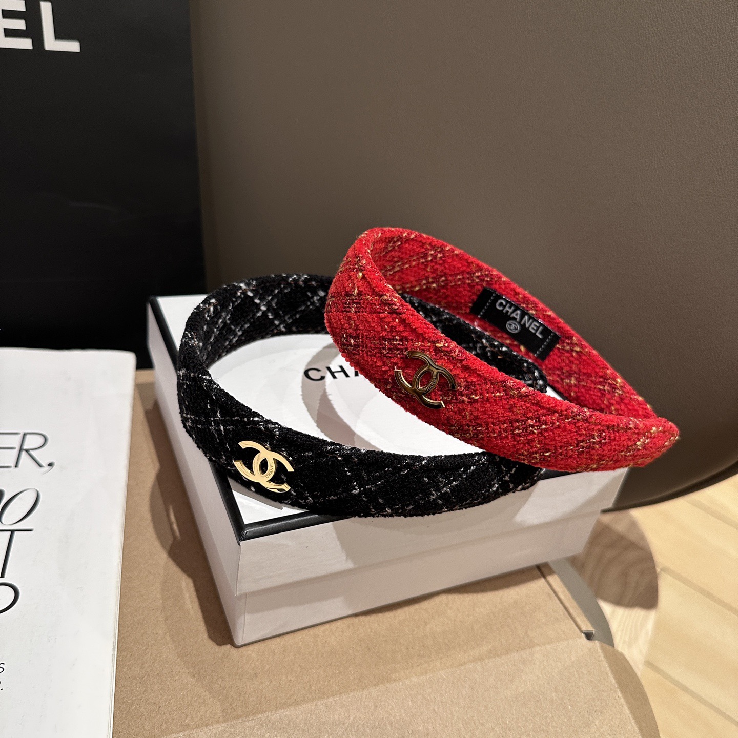 NO:770414,P Comes with a packaging box. Chanel's latest small scented headband, new for autumn and winter!  Super pretty!  Full of celebrity style, a must-have for little fairies...hairpins, hairpins, chanel, chanel, hairpins19860909P 配包装盒 Chanel (香奈儿)最新款小香发箍,秋冬新品！超级好看！名媛范儿十足,小仙女必备…发夹,发夹,chanel,chanel,hairpins,accessory