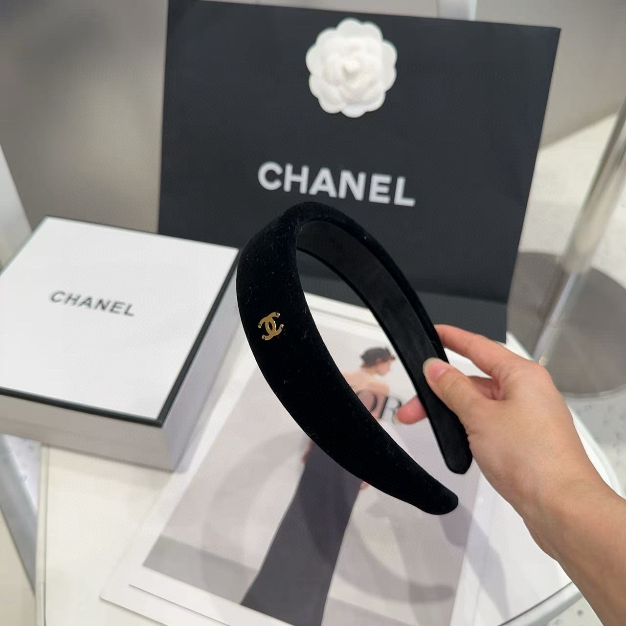 NO:852944,P Comes with a packaging box. Chanel’s latest small scented headband, super pretty!  Full of celebrity style, a must-have for little fairies...hairpins, hairpins, chanel, chanel, hairpins19860909P 配包装盒 Chanel (香奈儿)最新款小香发箍,超级好看！名媛范儿十足,小仙女必备…发夹,发夹,chanel,chanel,hairpins,accessory