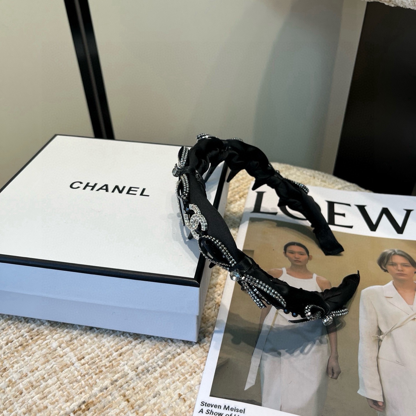 NO:941983,P Comes with a packaging box. Chanel’s latest small scented headband, super pretty!  Full of celebrity style, a must-have for little fairies...hairpins, hairpins, chanel, chanel, hairpins19860909P 配包装盒 Chanel (香奈儿)最新款小香发箍,超级好看！名媛范儿十足,小仙女必备…发夹,发夹,chanel,chanel,hairpins,accessory