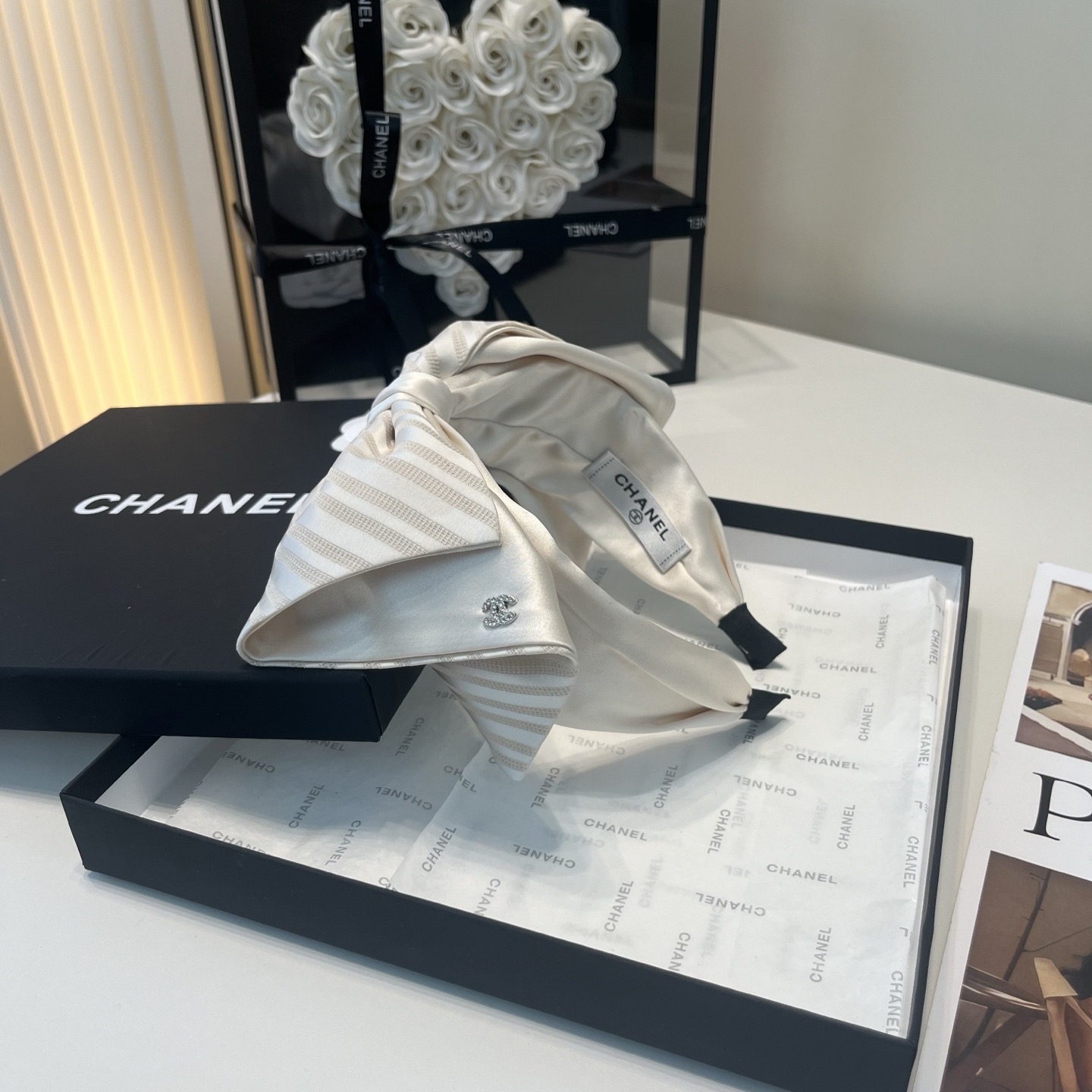 NO:770423,P Comes with a packaging box. Chanel’s latest small scented headband, super pretty!  Full of celebrity style, a must-have for little fairies...hairpins, hairpins, chanel, chanel, hairpins19860909P 配包装盒 Chanel (香奈儿)最新款小香发箍,超级好看！名媛范儿十足,小仙女必备…发夹,发夹,chanel,chanel,hairpins,accessory