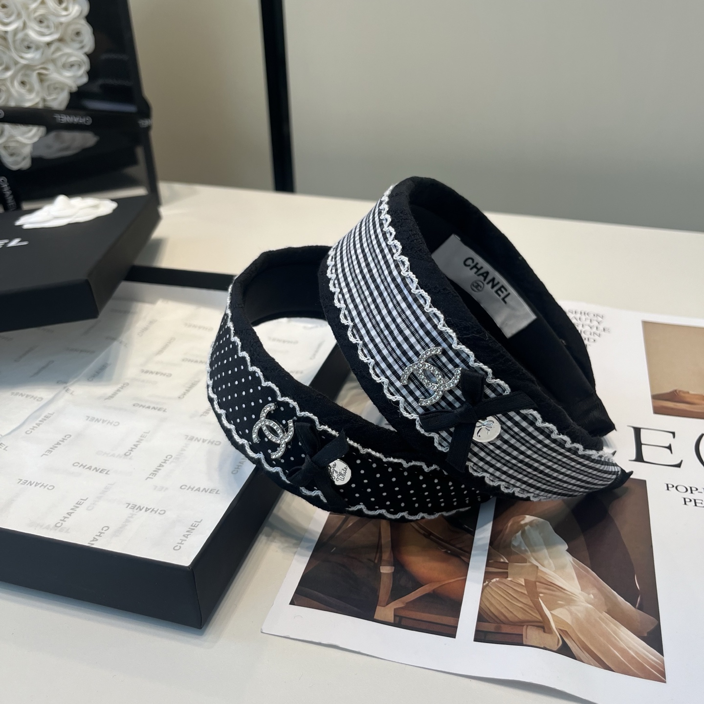 NO:770438,P Comes with a packaging box. Chanel’s latest small scented headband, super pretty!  Full of celebrity style, a must-have for little fairies...hairpins, hairpins, chanel, chanel, hairpins19860909P 配包装盒 Chanel (香奈儿)最新款小香发箍,超级好看！名媛范儿十足,小仙女必备…发夹,发夹,chanel,chanel,hairpins,accessory