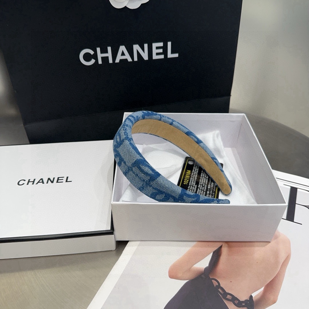 NO:770467,P Comes with a packaging box. Chanel’s latest small fragrant denim headband, super pretty!  Full of celebrity style, a must-have for little fairies...hairpins, hairpins, chanel, chanel, hairpins19860909P 配包装盒 Chanel (香奈儿)最新款小香牛仔布发箍,超级好看！名媛范儿十足,小仙女必备…发夹,发夹,chanel,chanel,hairpins,accessory