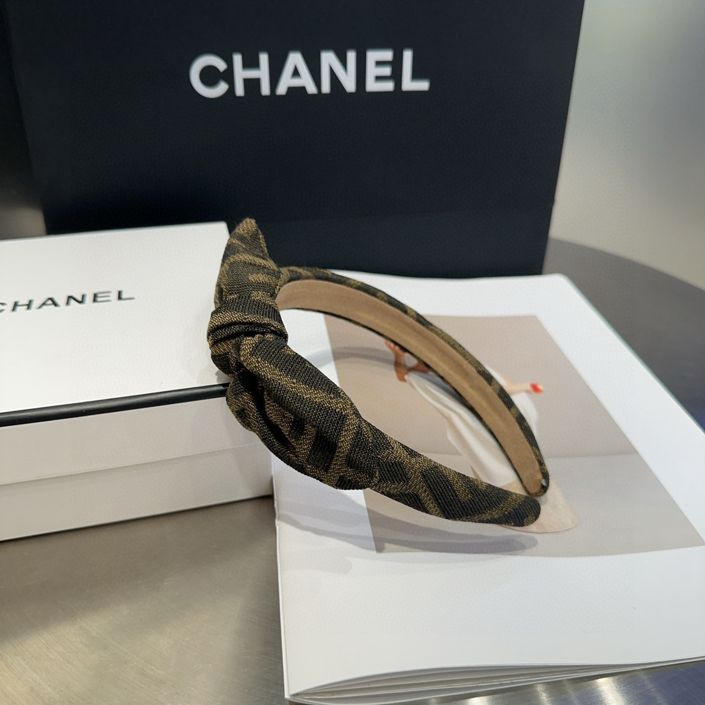 NO:770494,P Comes with a packaging box FENDI's new F headband, with a retro temperament, simple and versatile!  The young lady closed her eyes and entered... hairpins, hairpins, fendi, fendi, hairpins19860909P 配包装盒 FENDI（芬迪）新款F发箍,复古气质美,简约百搭！小姐姐闭眼入…发夹,发夹,fendi,fendi,hairpins,accessory