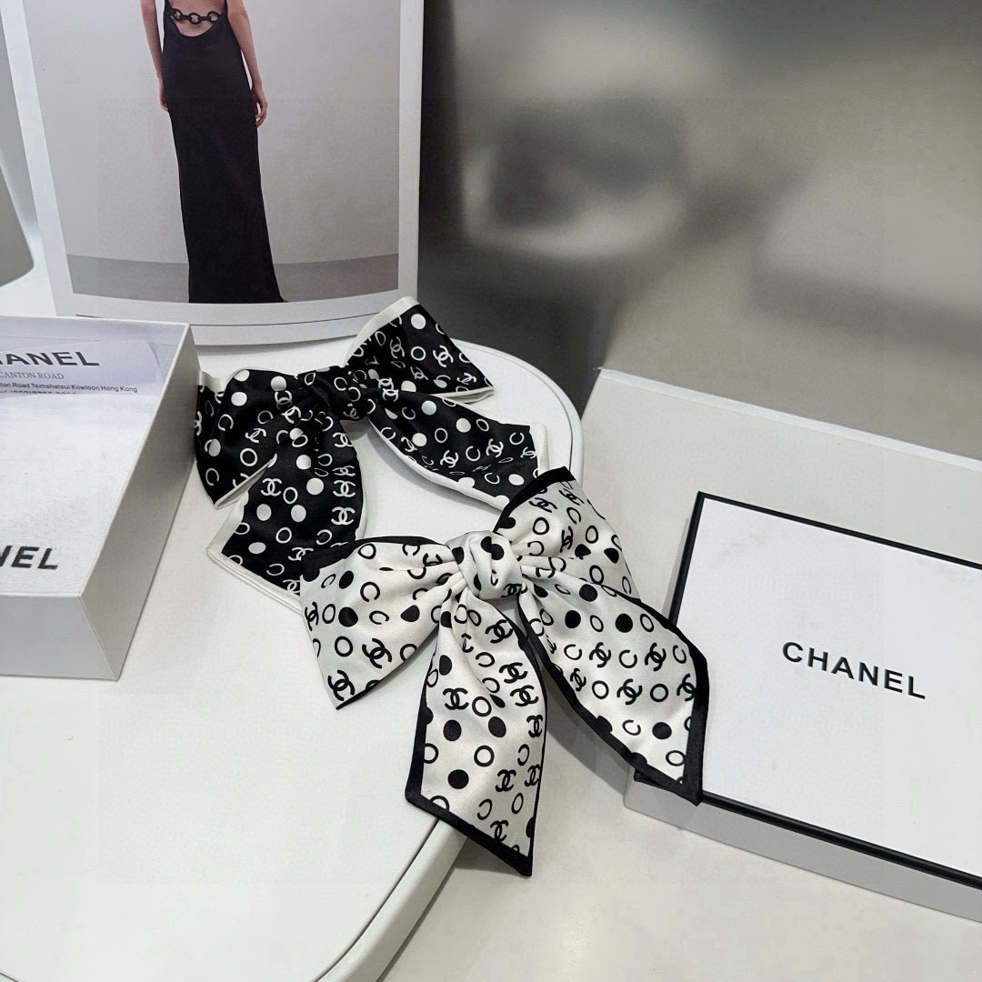 NO:770485,P Comes with a packaging box. Chanel's latest small and popular spring hairpin, super pretty!  Full of celebrity style, a must-have for little fairies...hairpins, hairpins, chanel, chanel, hairpins19860909P 配包装盒 Chanel (香奈儿)最新款小香爆款弹簧发夹,超级好看！名媛范儿十足,小仙女必备…发夹,发夹,chanel,chanel,hairpins,accessory