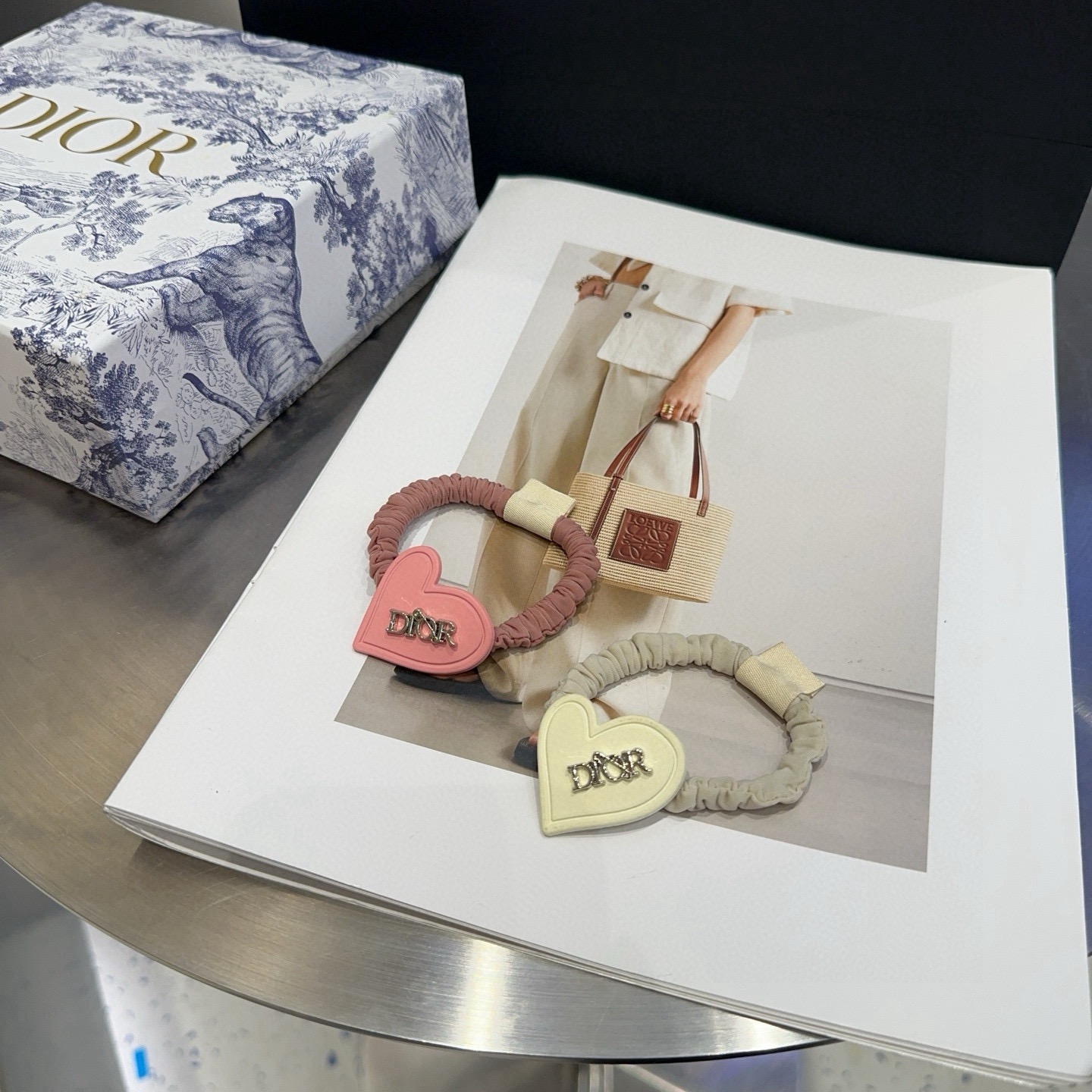 NO:770496,P Comes with packaging box (single) Dior's new CD hair tie, simple, practical and fashionable!  A must-have for little fairies...hairpins, hair clips, dior, dior, hairpins19860909P 配包装盒（单个） Dior（迪奥）新款CD发圈,简单实用 时尚潮流！小仙女必备…发夹,发夹,dior,dior,hairpins,accessory
