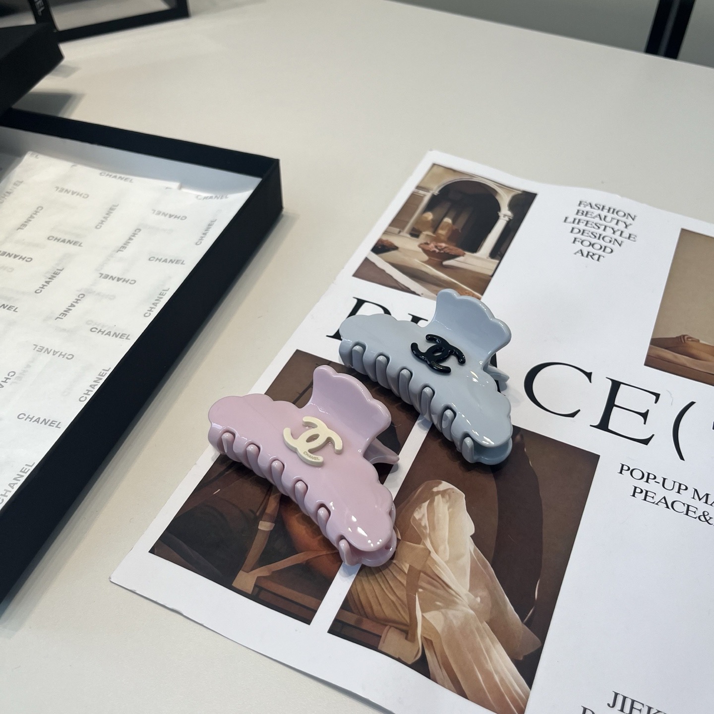 NO:770612,P Comes with a packaging box. Chanel’s latest small fragrance gripper, super pretty!  Full of celebrity style, a must-have for little fairies...hairpins, hairpins, chanel, chanel, hairpins19860909P 配包装盒 Chanel (香奈儿)最新款小香抓夹,超级好看！名媛范儿十足,小仙女必备…发夹,发夹,chanel,chanel,hairpins,accessory