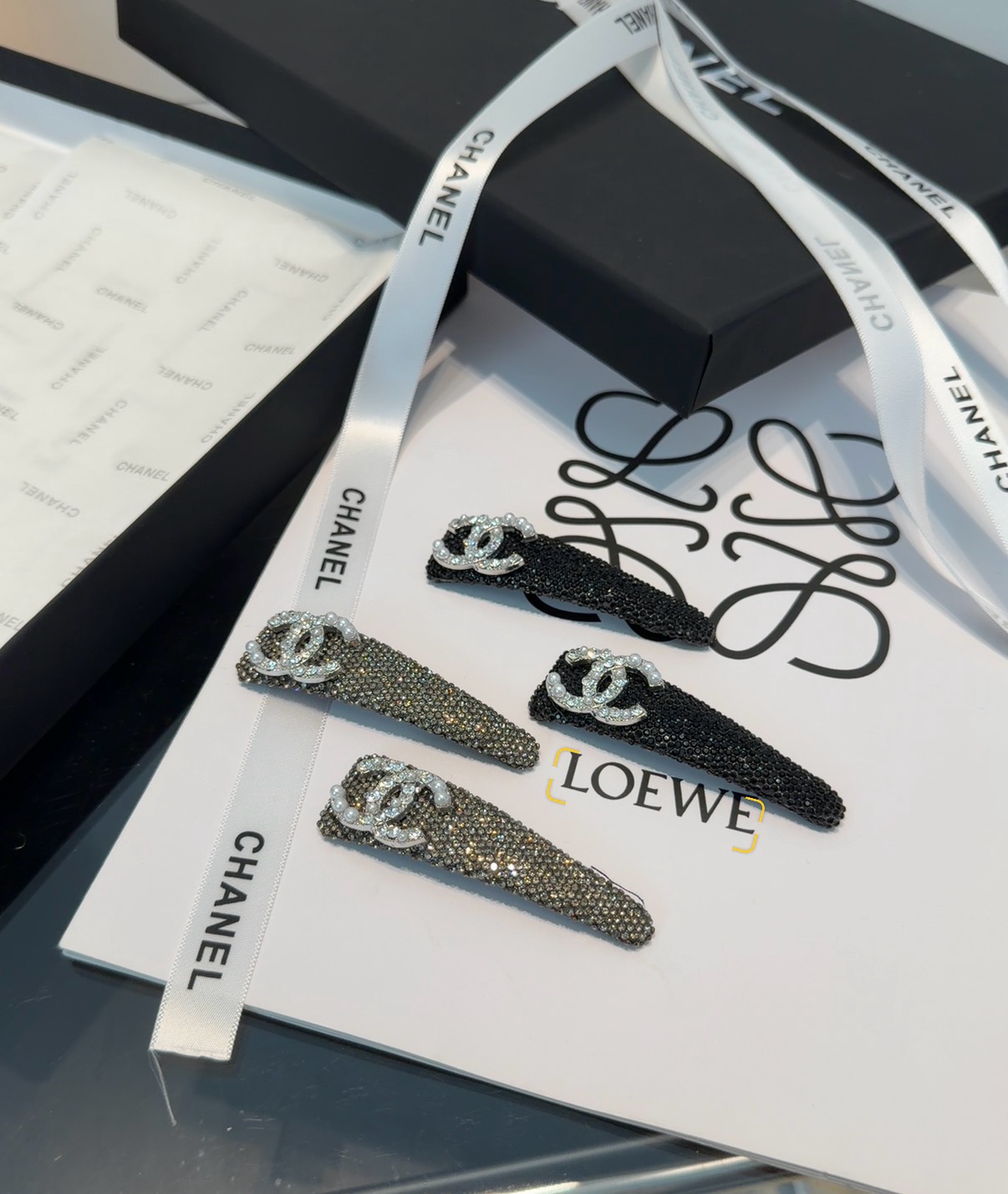 NO:770553,P Comes with a packaging box (one pair) Chanel's latest mini-fragrant fringe clips for bangs, fashionable and very beautiful!  A must-have for little fairies...hairpins, hair clips, chanel, chanel, hairpins19860909P 配包装盒（一对） Chanel (香奈儿)最新小香满钻边夹刘海夹,时尚潮流,非常好看！小仙女必备…发夹,发夹,chanel,chanel,hairpins,accessory