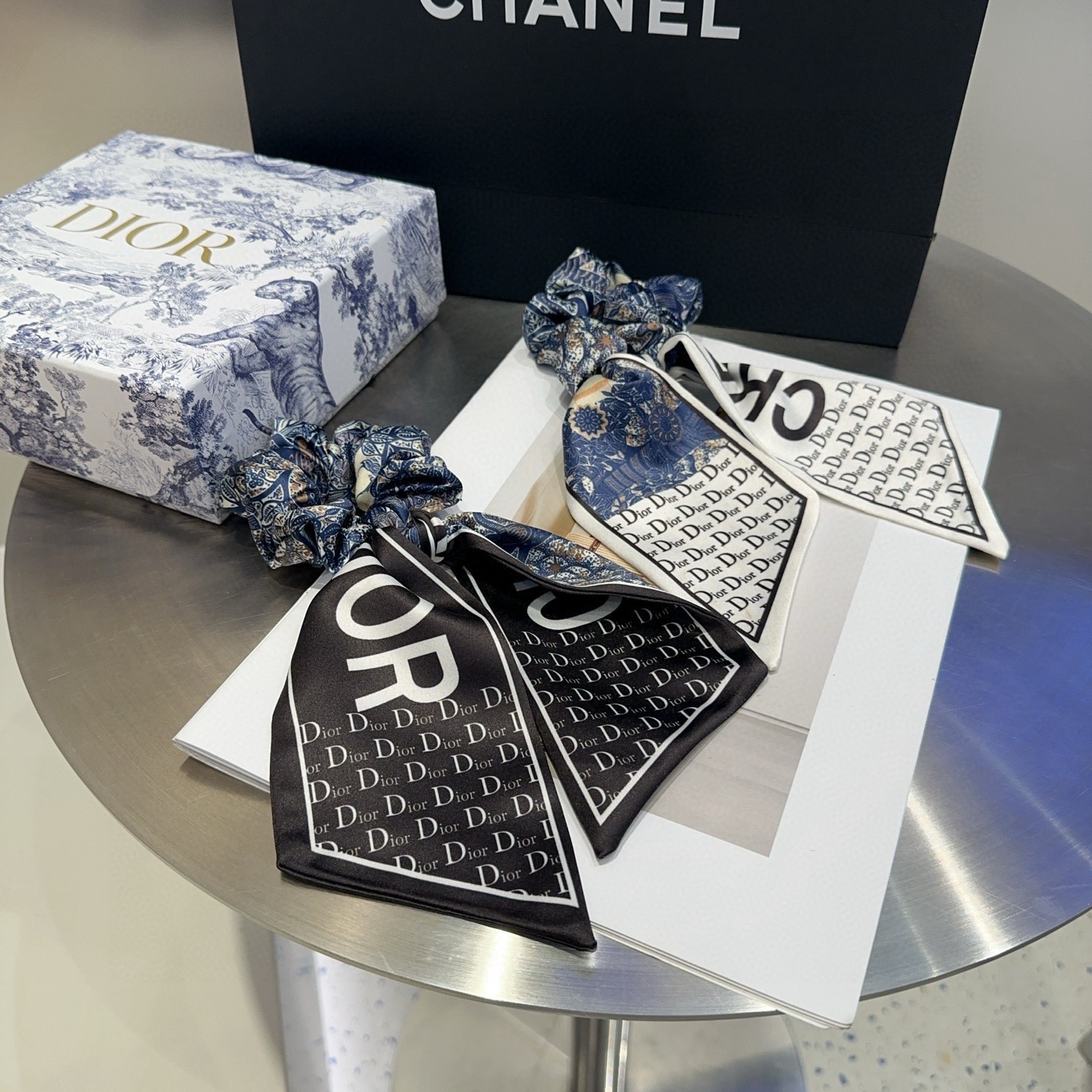 NO:852938,P Comes with packaging box Dior's new CD streamer hair tie, simple, practical and fashionable!  A must-have for little fairies...hairpins, hair clips, dior, dior, hairpins19860909P 配包装盒 Dior（迪奥）新款CD飘带发圈,简单实用 时尚潮流！小仙女必备…发夹,发夹,dior,dior,hairpins,accessory