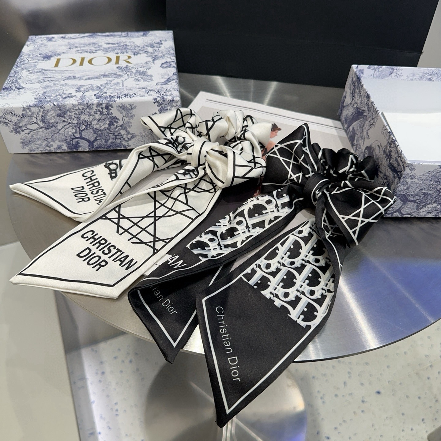 NO:813794,P Comes with packaging box Dior's new CD streamer hair tie, simple, practical and fashionable!  A must-have for little fairies...hairpins, hair clips, dior, dior, hairpins19860909P 配包装盒 Dior（迪奥）新款CD飘带发圈,简单实用 时尚潮流！小仙女必备…发夹,发夹,dior,dior,hairpins,accessory