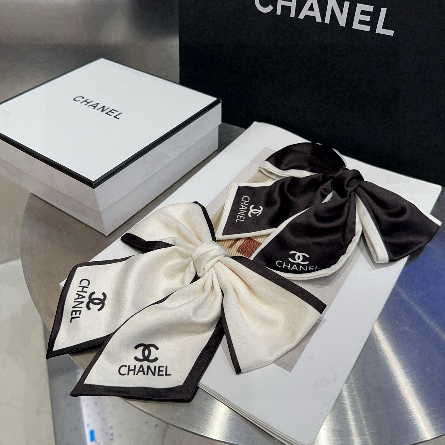 NO:813806,P Comes with a packaging box. Chanel's latest small and popular spring hairpin, super pretty!  Full of celebrity style, a must-have for little fairies...hairpins, hairpins, chanel, chanel, hairpins19860909P 配包装盒 Chanel (香奈儿)最新款小香爆款弹簧发夹,超级好看！名媛范儿十足,小仙女必备…发夹,发夹,chanel,chanel,hairpins,accessory