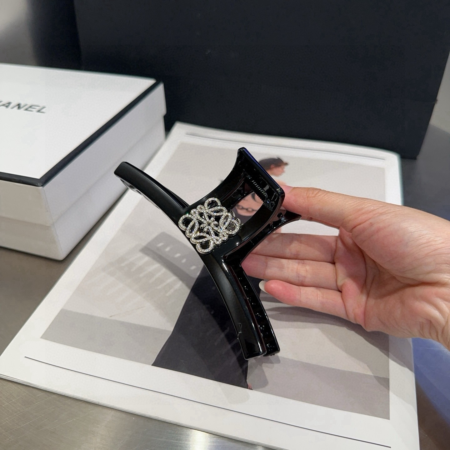 NO:853139,P with packaging box Loewe letter gripper, fashionable, simple and elegant, a must-have item for everyone, hairpins, hairpins, loewe, loewe, hairpins19860909P 配包装盒 Loewe(罗意威)字母抓夹,时尚潮品,简单大方,人手必备单品发夹,发夹,loewe,loewe,hairpins,accessory