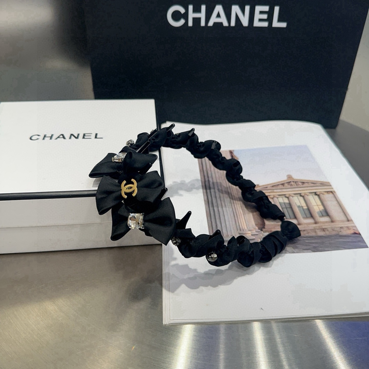 NO:813818,P Comes with a packaging box. Chanel’s latest mini-fragrant headband, super pretty!  Full of celebrity style, a must-have for little fairies...hairpins, hairpins, chanel, chanel, hairpins19860909P 配包装盒 Chanel (香奈儿)最新款小香爆款发箍,超级好看！名媛范儿十足,小仙女必备…发夹,发夹,chanel,chanel,hairpins,accessory