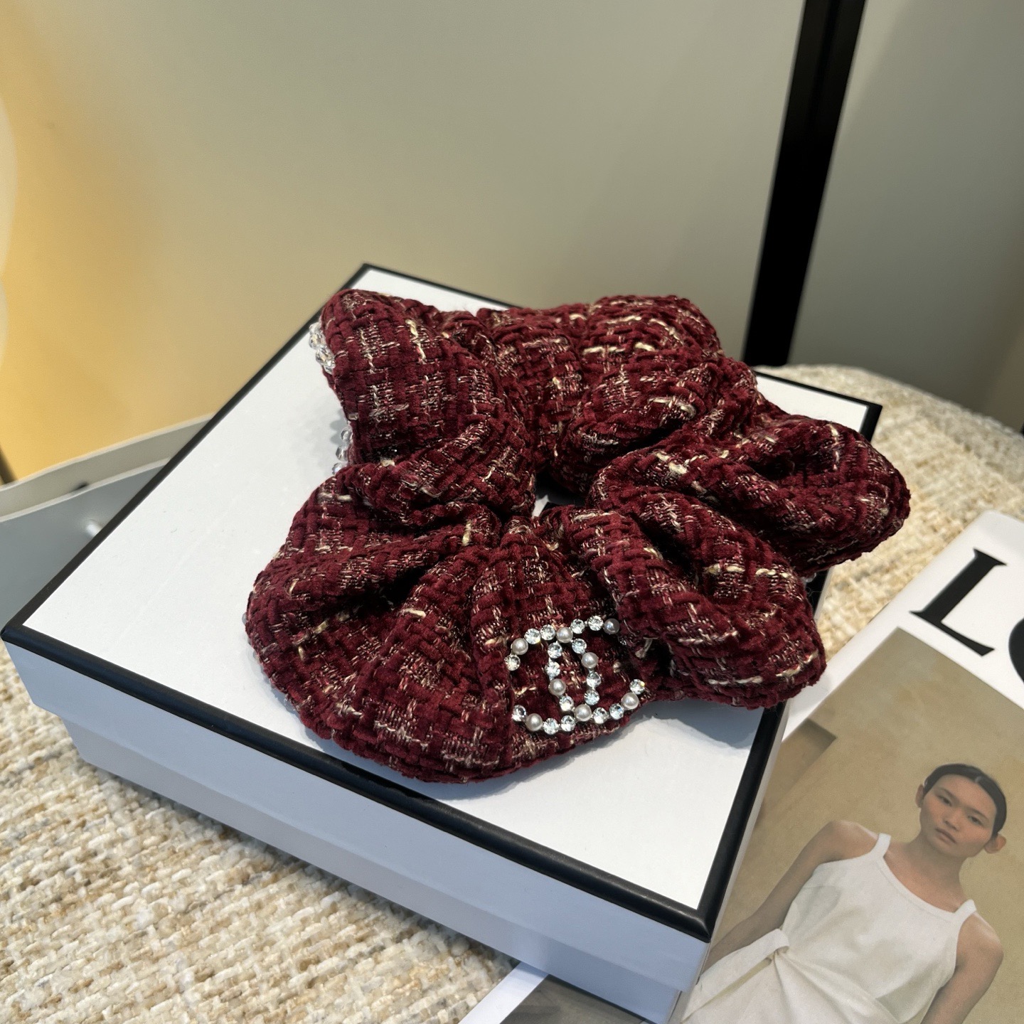 NO:813791,P Comes with a packaging box. Chanel's latest small-fragranced hair tie will be a hit in the New Year!  Super pretty!  Full of celebrity style, a must-have for little fairies...hairpins, hairpins, chanel, chanel, hairpins19860909P 配包装盒 Chanel (香奈儿)最新款小香大发圈,红红火火过新年！超级好看！名媛范儿十足,小仙女必备…发夹,发夹,chanel,chanel,hairpins,accessory