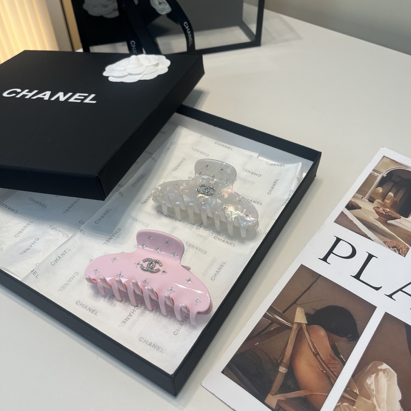 NO:813935,P Comes with a packaging box. Chanel’s latest small fragrance grabber, super pretty!  Full of celebrity style, a must-have for little fairies...hairpins, hairpins, chanel, chanel, hairpins19860909P 配包装盒 Chanel (香奈儿)最新款小香爆款抓夹,超级好看！名媛范儿十足,小仙女必备…发夹,发夹,chanel,chanel,hairpins,accessory