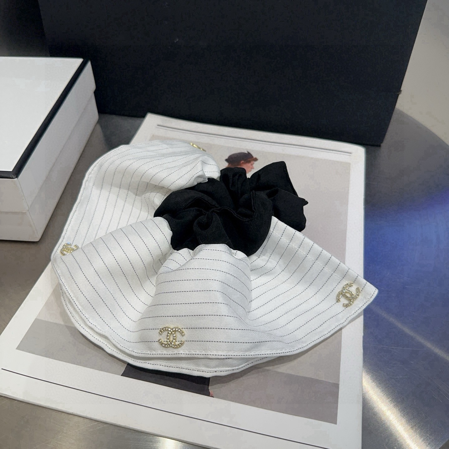 NO:813839,P Comes with a packaging box. Chanel's latest small scented hair tie, simple and practical, fashionable and trendy!  Very beautiful, a must-have for little fairies...hairpins, hairpins, chanel, chanel, hairpins19860909P 配包装盒 Chanel (香奈儿)最新小香发圈,简单实用,时尚潮流！非常好看,小仙女必备…发夹,发夹,chanel,chanel,hairpins,accessory