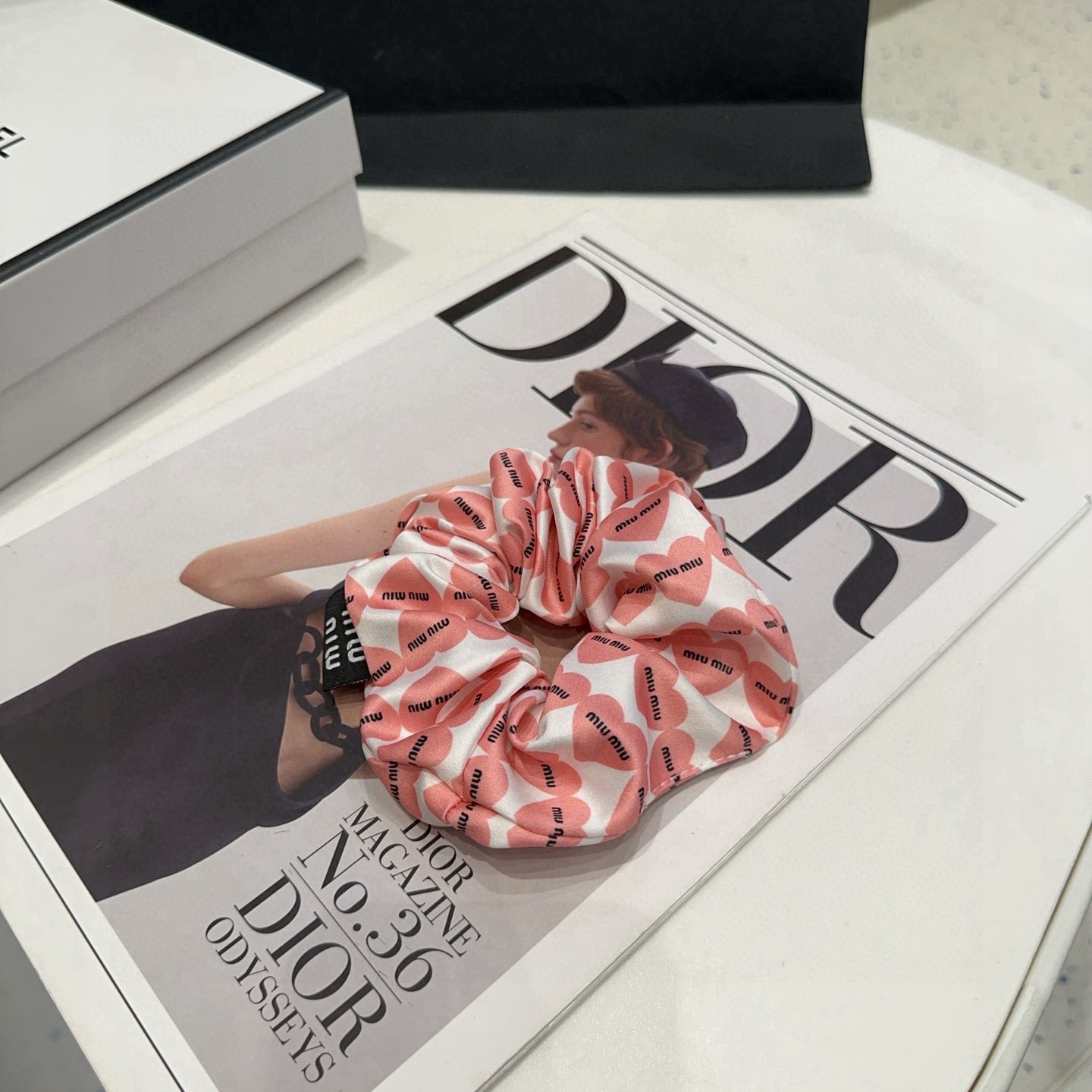 NO:813789,P Comes with packaging box miumiu's new love peach hair band is simple, elegant, practical and versatile, worth buying!  hairpins,hairpins,miumiu,hairpins19860909P 配包装盒 miumiu新款爱心桃发圈 简单优雅,实用百搭,值得入手！发夹,发夹,miumiu,hairpins,accessory
