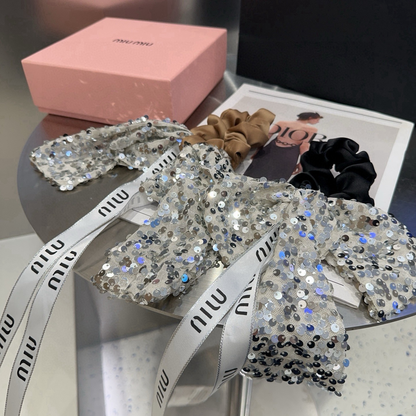 NO:813795,P Comes with packaging box miumiu's new letter hair tie is simple, elegant, practical and versatile, worth buying!  hairpins,hairpins,miumiu,hairpins19860909P 配包装盒 miumiu新款字母发圈 简单优雅,实用百搭,值得入手！发夹,发夹,miumiu,hairpins,accessory