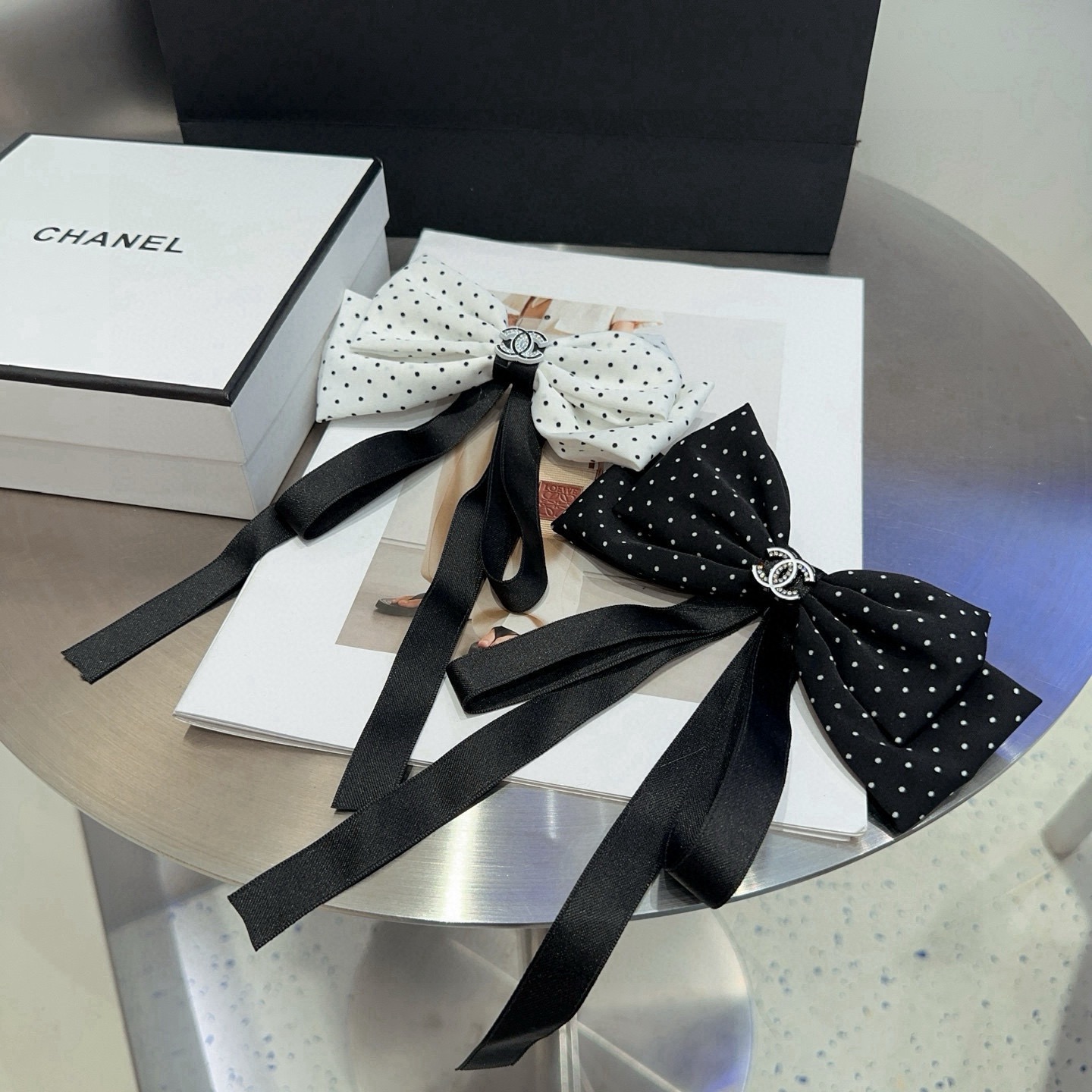 NO:813802,P Comes with a packaging box. Chanel's latest small shampoo dot spring hair clip, super pretty!  Full of celebrity style, a must-have for little fairies...hairpins, hairpins, chanel, chanel, hairpins19860909P 配包装盒 Chanel (香奈儿)最新款小香波点弹簧发夹,超级好看！名媛范儿十足,小仙女必备…发夹,发夹,chanel,chanel,hairpins,accessory
