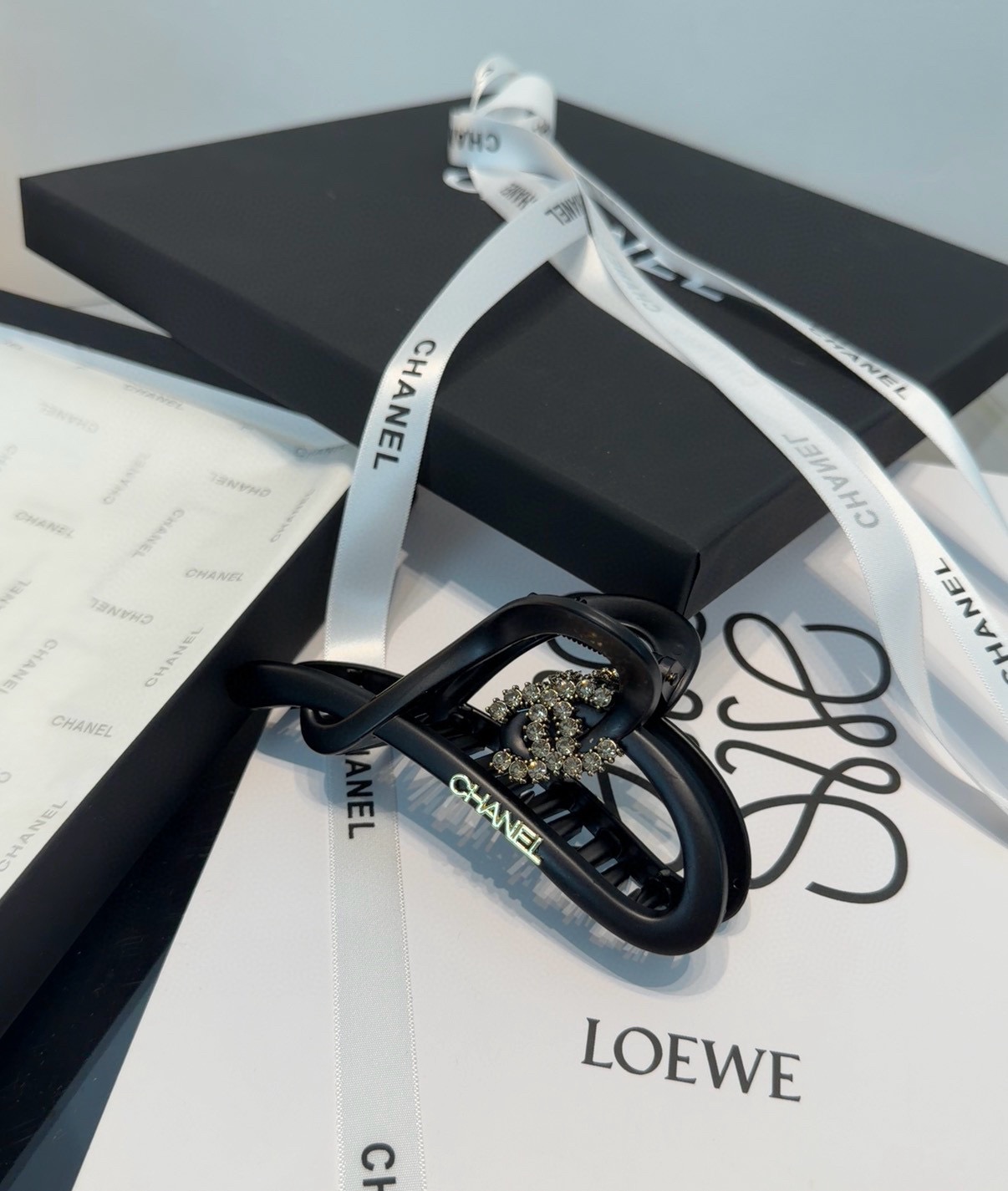 NO:813923,P Comes with a packaging box. Chanel’s latest small fragrance grabber, super pretty!  Full of celebrity style, a must-have for little fairies...hairpins, hairpins, chanel, chanel, hairpins19860909P 配包装盒 Chanel (香奈儿)最新款小香爆款抓夹,超级好看！名媛范儿十足,小仙女必备…发夹,发夹,chanel,chanel,hairpins,accessory