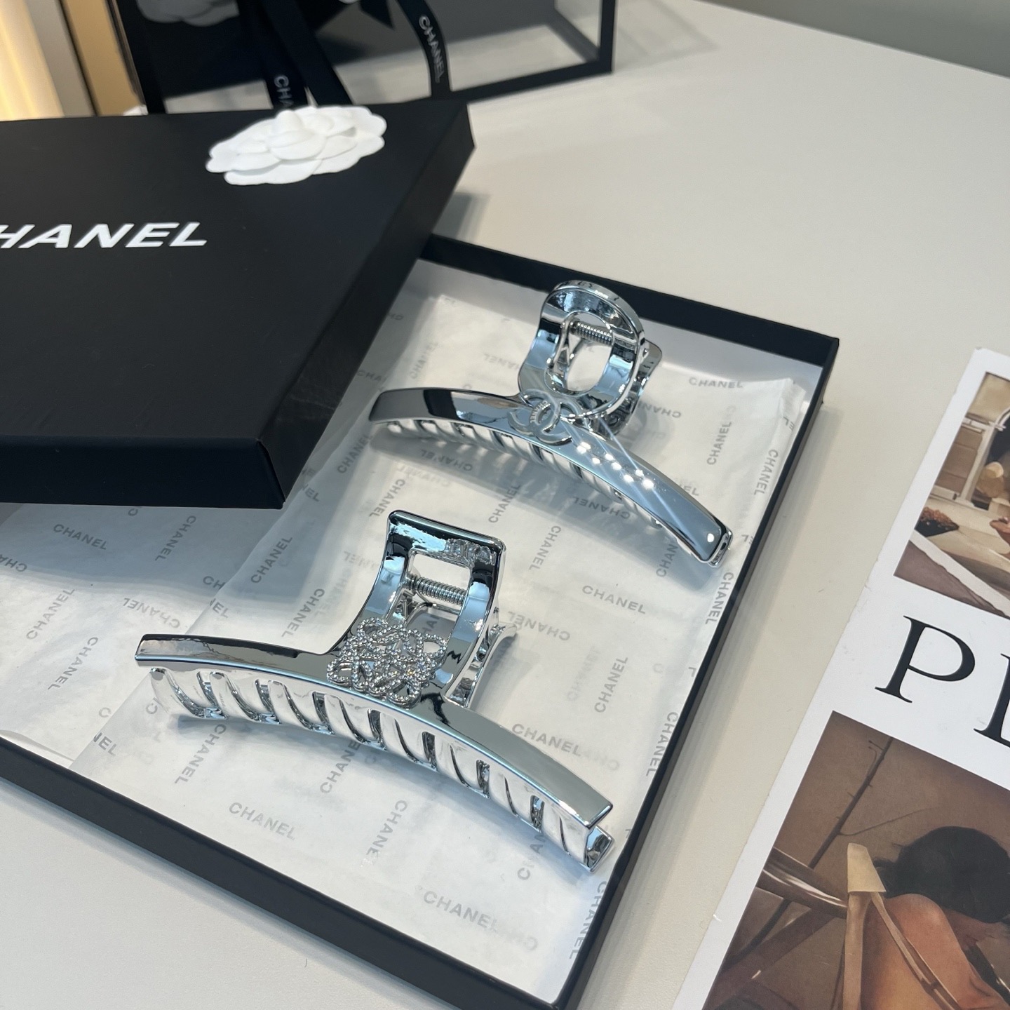 NO:813929,P Comes with a packaging box. Loewe's latest hot-selling gripper, super good-looking!  Full of ladylike style, a must-have for little fairies...hairpins, hairpins, loewe, loewe, hairpins19860909P 配包装盒 Loewe (罗意威)最新款爆款抓夹,超级好看！名媛范儿十足,小仙女必备…发夹,发夹,loewe,loewe,hairpins,accessory
