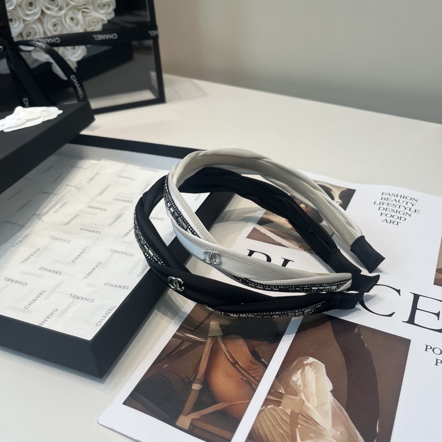 NO:813797,P Comes with a packaging box. Chanel’s latest mini-fragrant headband, super pretty!  Full of celebrity style, a must-have for little fairies...hairpins, hairpins, chanel, chanel, hairpins19860909P 配包装盒 Chanel (香奈儿)最新款小香爆款发箍,超级好看！名媛范儿十足,小仙女必备…发夹,发夹,chanel,chanel,hairpins,accessory