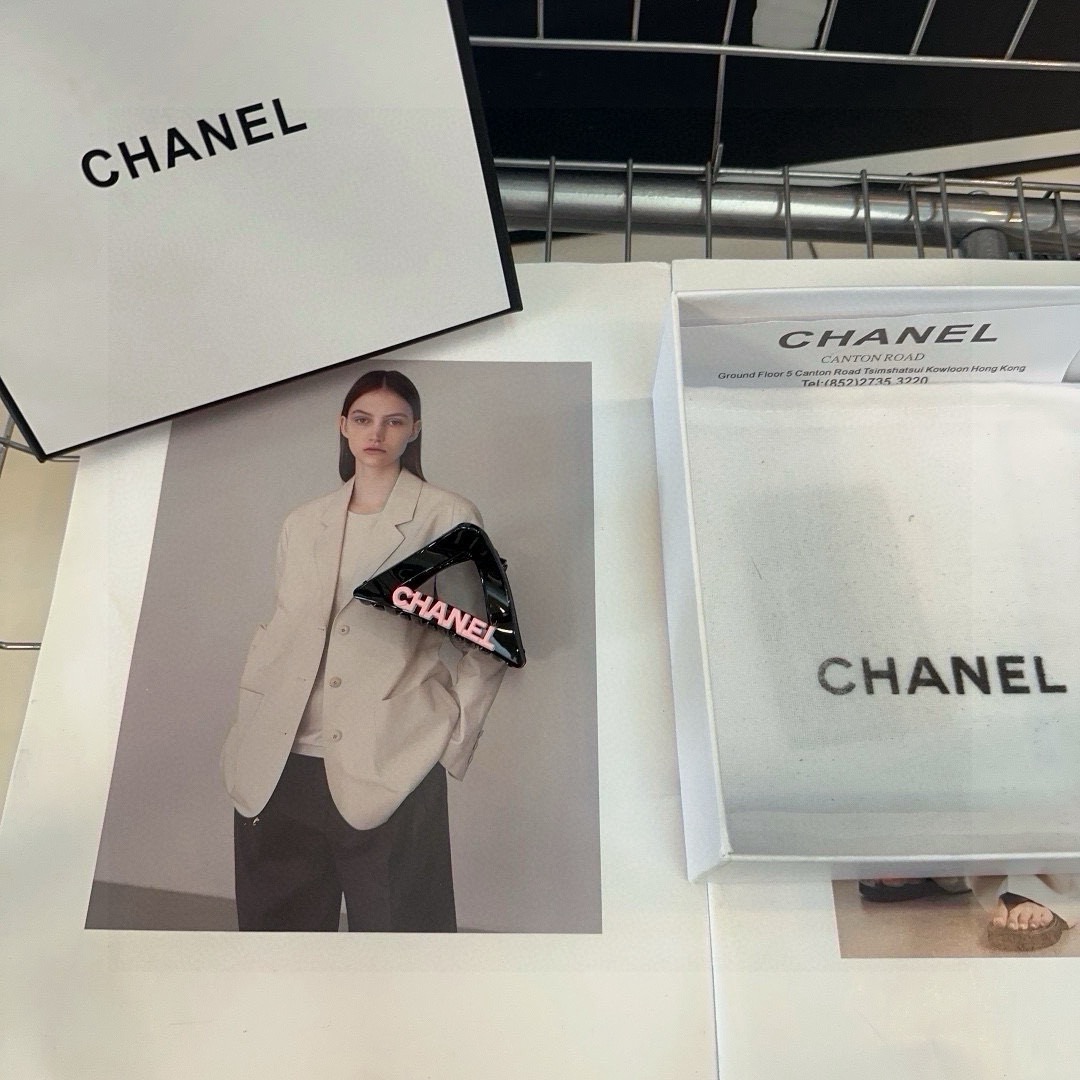 NO:813918,P Comes with packaging box (single) Chanel (Chanel) latest small fragrance small clip.  Simple, practical, and fashionable!  A must-have for little fairies...hairpins, hair clips, chanel, chanel, hairpins19860909P 配包装盒（单个） Chanel (香奈儿)最新小香小抓夹．简单实用,时尚潮流！小仙女必备…发夹,发夹,chanel,chanel,hairpins,accessory