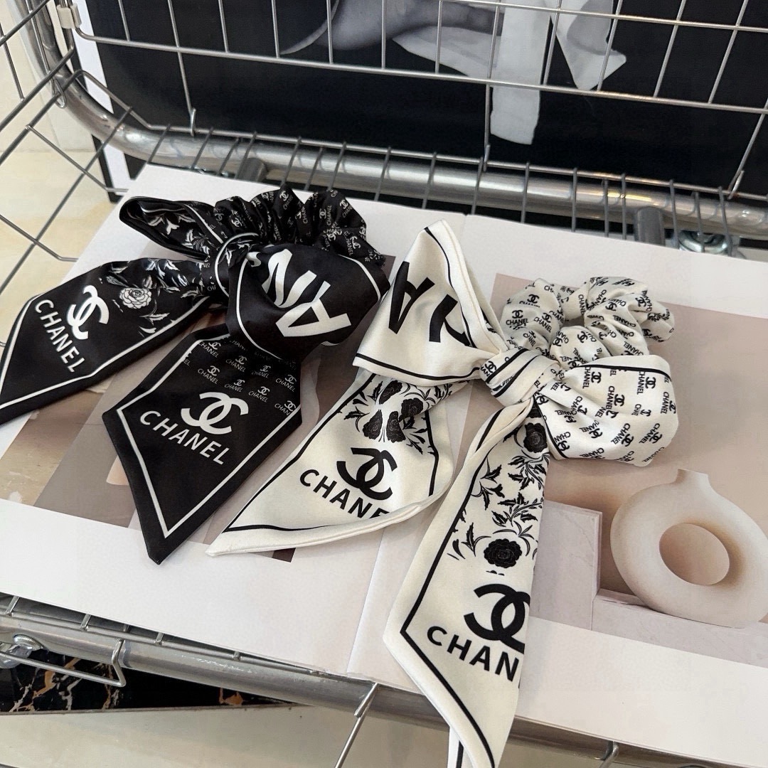 NO:813832,P Comes with a packaging box. Chanel's latest small scented hair tie is simple, practical and fashionable!  A must-have for little fairies...hairpins, hair clips, chanel, chanel, hairpins19860909P 配包装盒 Chanel (香奈儿)最新小香发圈 简单实用,时尚潮流！小仙女必备…发夹,发夹,chanel,chanel,hairpins,accessory