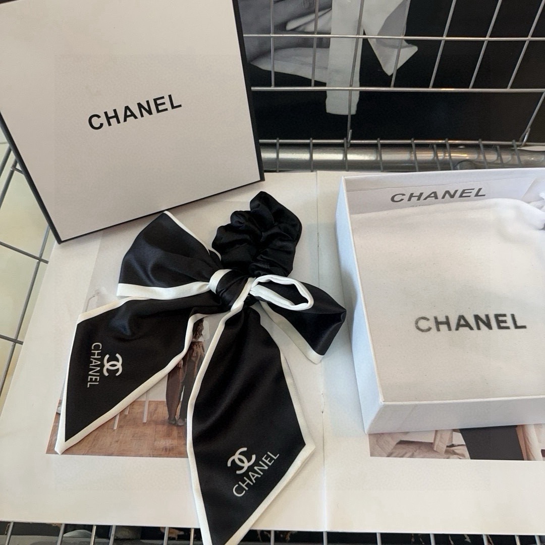 NO:813825,P Comes with a packaging box. Chanel’s latest small scented hair tie, super pretty!  Full of celebrity style, a must-have for little fairies...hairpins, hairpins, chanel, chanel, hairpins19860909P 配包装盒 Chanel (香奈儿)最新款小香发圈,超级好看！名媛范儿十足,小仙女必备…发夹,发夹,chanel,chanel,hairpins,accessory