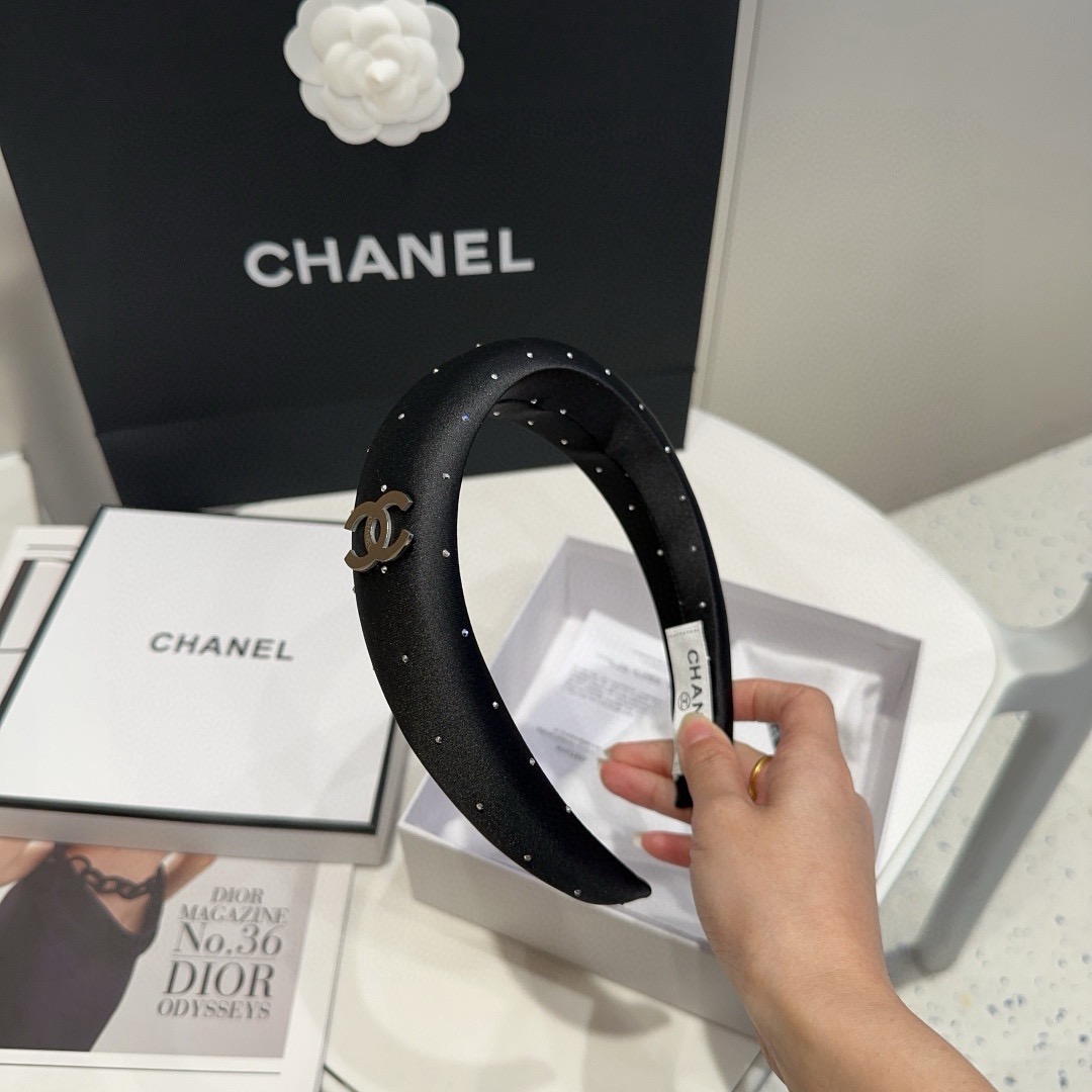 NO:813844,P Comes with a packaging box. Chanel's latest small scented headband, simple and practical, fashionable and trendy!  Very beautiful, a must-have for little fairies...hairpins, hairpins, chanel, chanel, hairpins19860909P 配包装盒 Chanel (香奈儿)最新小香发箍,简单实用,时尚潮流！非常好看,小仙女必备…发夹,发夹,chanel,chanel,hairpins,accessory