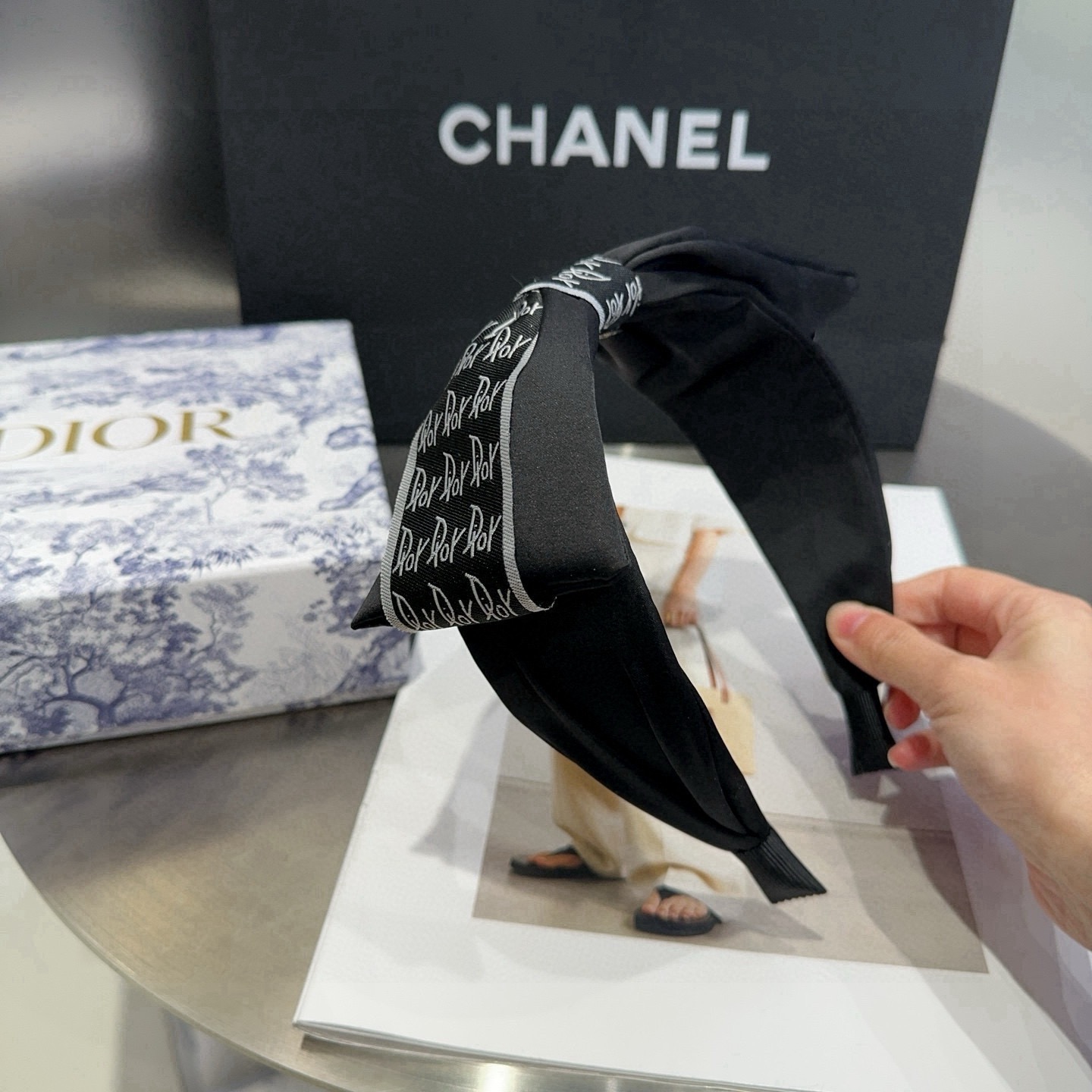 NO:813848,P Comes with packaging box Dior's new CD letter headband, simple, practical and fashionable.  Very nice!  A must-have for little fairies...hairpins, hair clips, dior, dior, hairpins19860909P 配包装盒 Dior（迪奥）新款CD字母发箍,简单实用 时尚潮流．非常好看！小仙女必备…发夹,发夹,dior,dior,hairpins,accessory