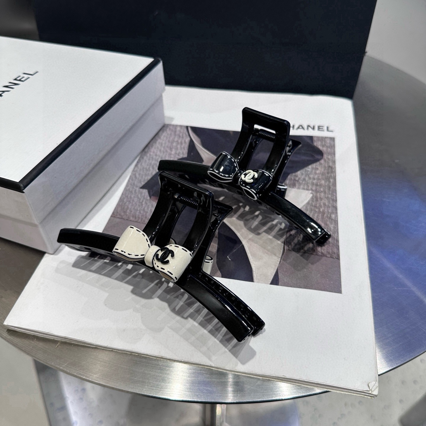 NO:813962,P Comes with packaging box Chanel's latest small fragrance gripper.  Super pretty!  Full of celebrity style, a must-have for little fairies...hairpins, hairpins, chanel, chanel, hairpins19860909P 配包装盒 Chanel (香奈儿)最新款小香抓夹．超级好看！名媛范儿十足,小仙女必备…发夹,发夹,chanel,chanel,hairpins,accessory