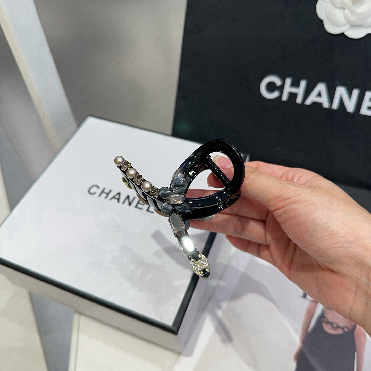 NO:813970,P Comes with a packaging box. Chanel’s latest small fragrance grabber, super pretty!  Full of celebrity style, a must-have for little fairies...hairpins, hairpins, chanel, chanel, hairpins19860909P 配包装盒 Chanel (香奈儿)最新款小香爆款抓夹,超级好看！名媛范儿十足,小仙女必备…发夹,发夹,chanel,chanel,hairpins,accessory