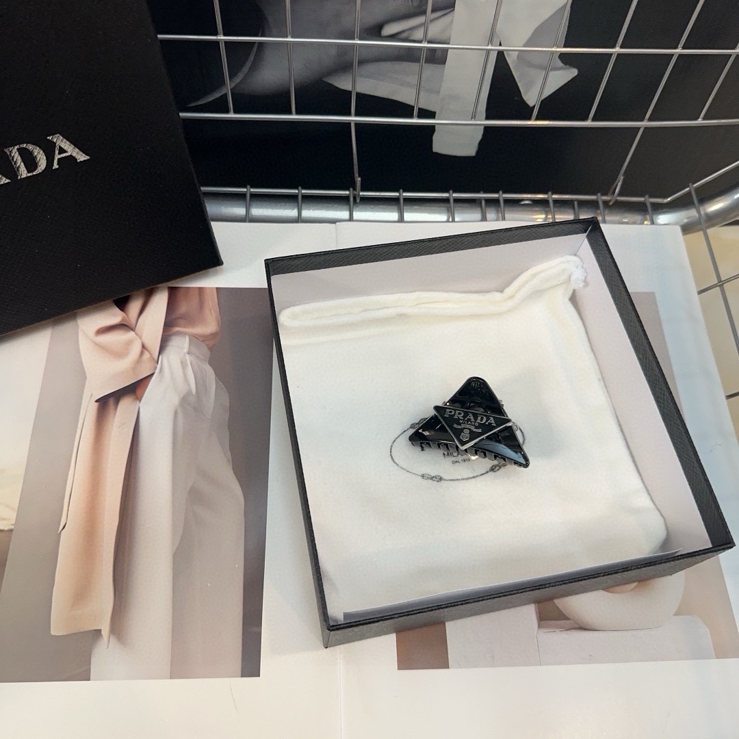 NO:813945,P Comes with a packaging box (single) PRADA's new triangular small gripper side clip, elegant young lady is worth buying, very easy to match with hairpins, hairpins, prada, prada, hairpins19860909P 配包装盒（单个） PRADA（普拉达）新款三角小抓夹边夹,优雅的小姐姐值得入手 非常好搭配 发夹,发夹,prada,prada,hairpins,accessory