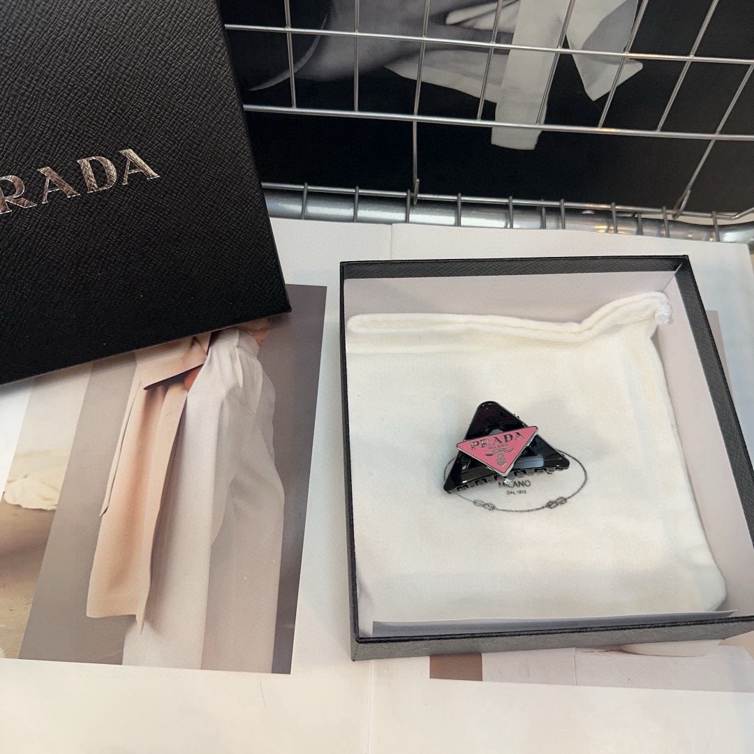 NO:942040,P Comes with a packaging box (single) PRADA's new triangular small gripper side clip, elegant young lady is worth buying, very easy to match with hairpins, hairpins, prada, prada, hairpins19860909P 配包装盒（单个） PRADA（普拉达）新款三角小抓夹边夹,优雅的小姐姐值得入手 非常好搭配 发夹,发夹,prada,prada,hairpins,accessory