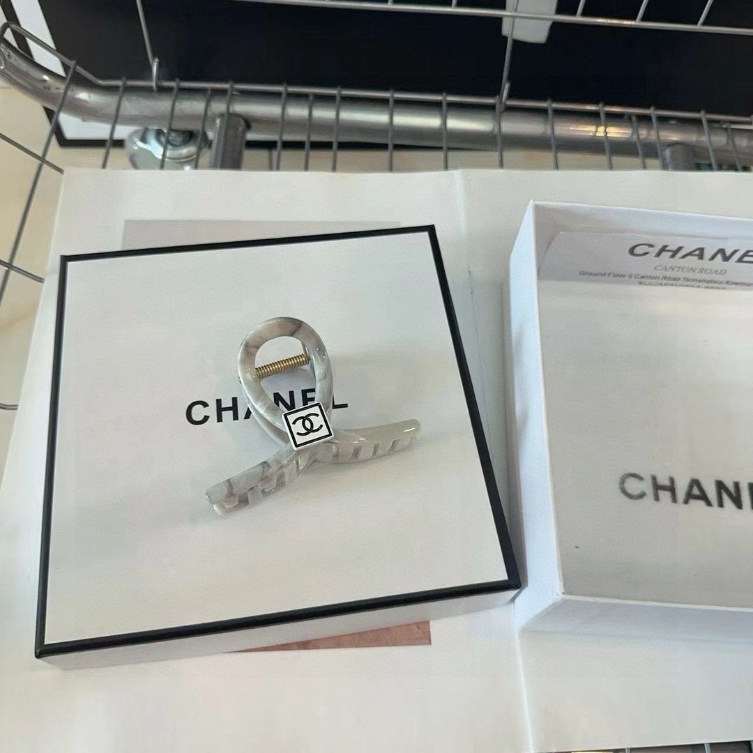 NO:813941,P Comes with a packaging box. Chanel's latest small fragrance gripper, simple and practical, fashionable and trendy!  A must-have for little fairies...hairpins, hair clips, chanel, chanel, hairpins19860909P 配包装盒 Chanel (香奈儿)最新小香抓夹,简单实用,时尚潮流！小仙女必备…发夹,发夹,chanel,chanel,hairpins,accessory