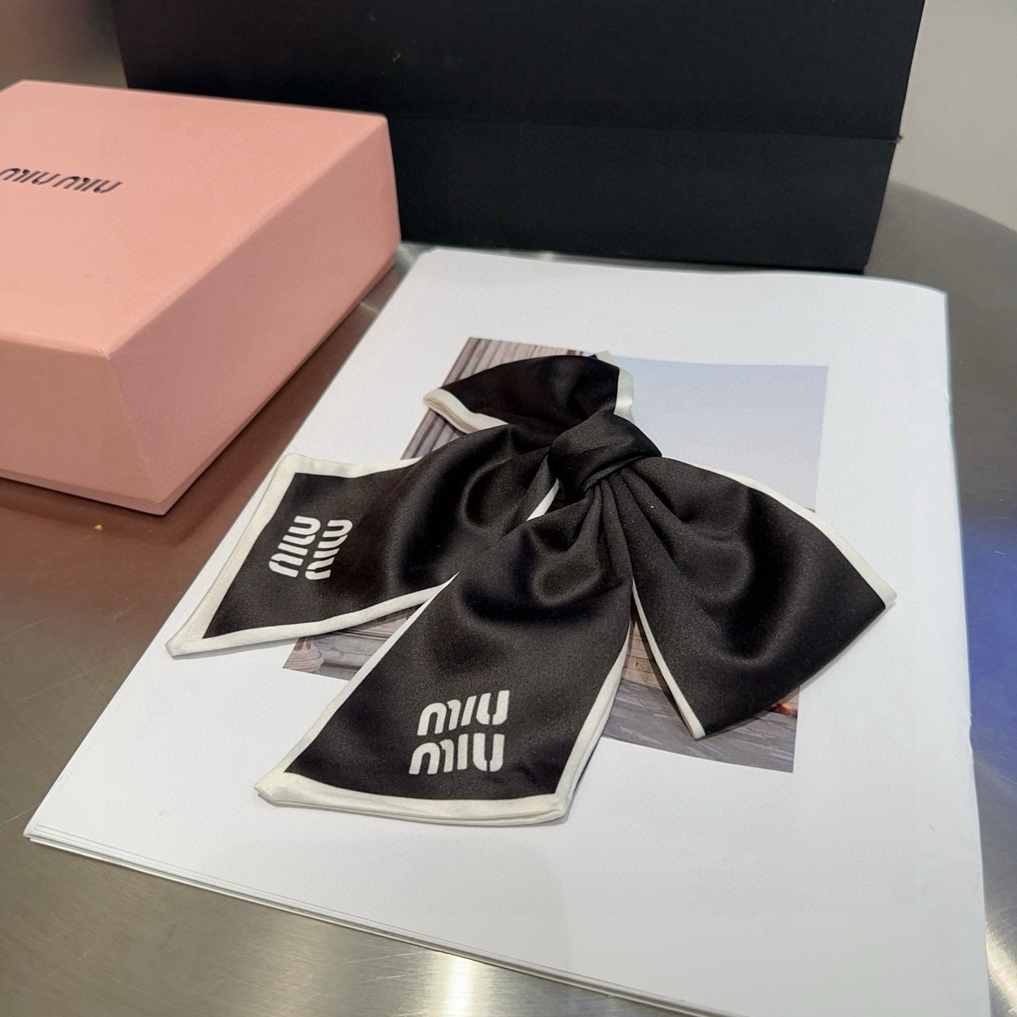 NO:813953,P Comes with packaging box miumiu's new spring top clip, simple and elegant, full of ladylike style, very worth buying!  hairpins,hairpins,miumiu,hairpins19860909P 配包装盒 miumiu新款弹簧顶夹,简单优雅,名媛范十足,非常值得入手！发夹,发夹,miumiu,hairpins,accessory