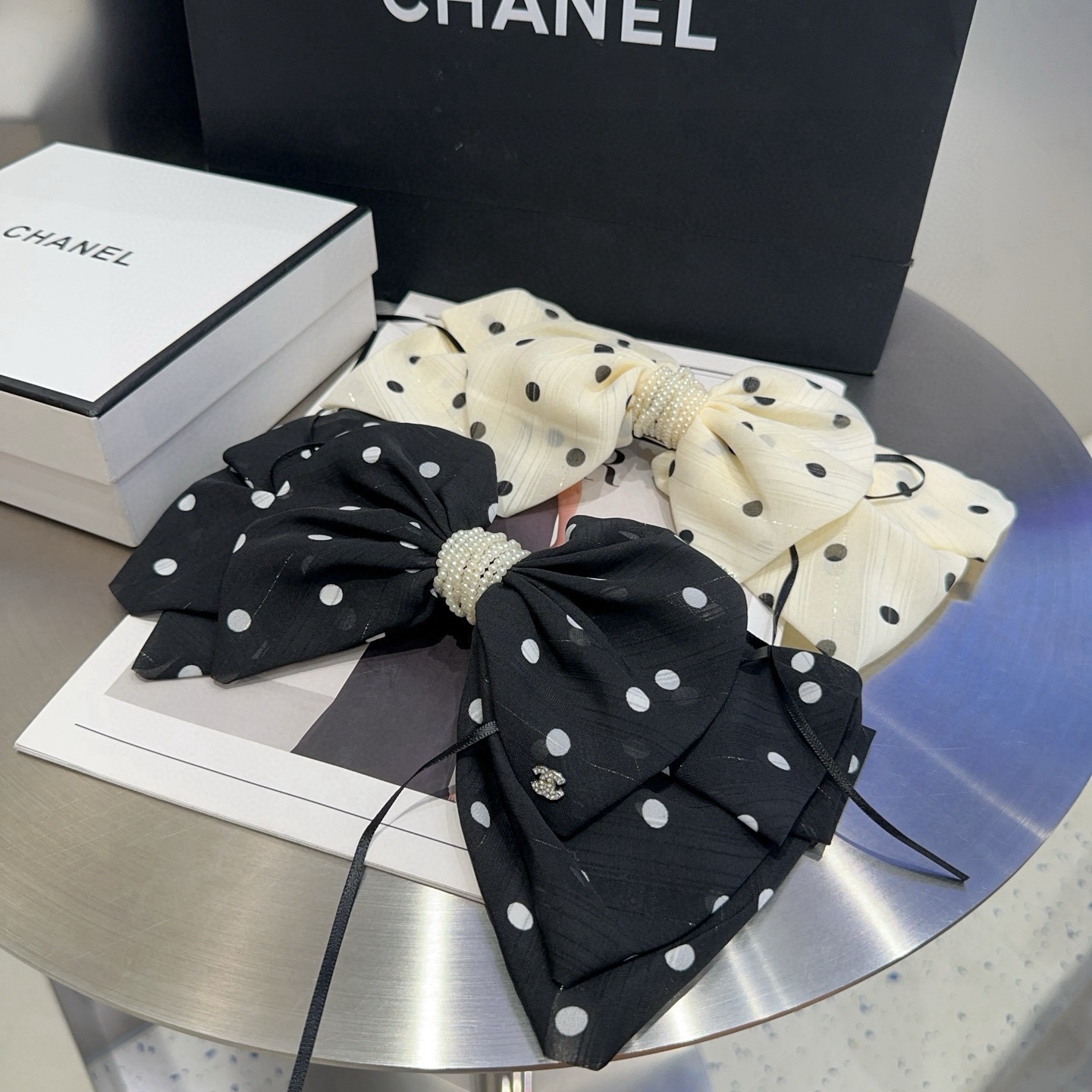 NO:813952,P Comes with a packaging box. Chanel's latest small shampoo dot spring clip, super beautiful!  Full of celebrity style, a must-have for little fairies...hairpins, hairpins, chanel, chanel, hairpins19860909P 配包装盒 Chanel (香奈儿)最新款小香波点弹簧夹,超级好看！名媛范儿十足,小仙女必备…发夹,发夹,chanel,chanel,hairpins,accessory
