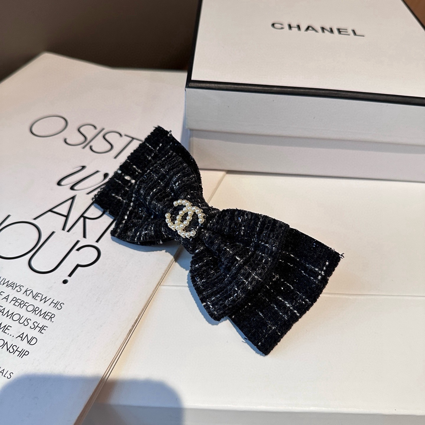 NO:813900,P Comes with a packaging box. Chanel's latest small scented spring hairpin, super pretty!  Full of celebrity style, a must-have for little fairies...hairpins, hairpins, chanel, chanel, hairpins19860909P 配包装盒 Chanel (香奈儿)最新款小香弹簧发夹,超级好看！名媛范儿十足,小仙女必备…发夹,发夹,chanel,chanel,hairpins,accessory