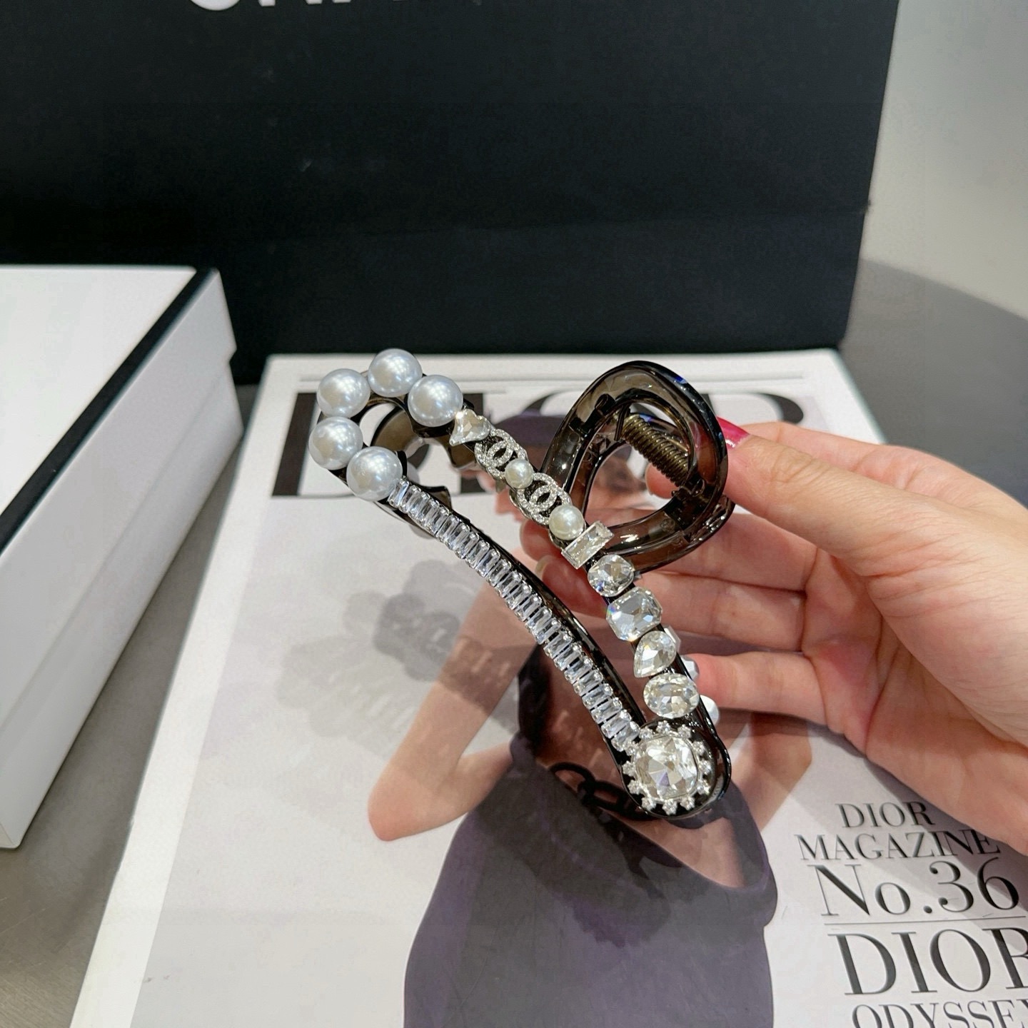 NO:813960,P Comes with a packaging box. Chanel's new small fragrance gripper has shiny little diamonds. It's so beautiful!  Goddess must wear hairpins, hairpins, chanel, chanel, hairpins19860909P 配包装盒 Chanel (香奈儿)新款小香抓夹闪亮的小钻石,实在太美了！女神必入哦发夹,发夹,chanel,chanel,hairpins,accessory