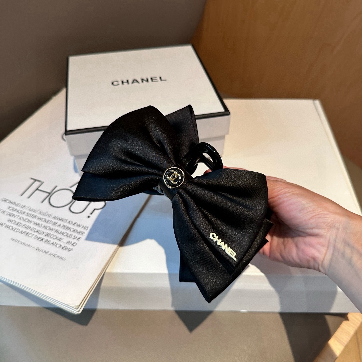 NO:813956,P Comes with a packaging box. Chanel's latest small fragrance, large gripping clip, super beautiful!  Full of celebrity style, a must-have for little fairies...hairpins, hairpins, chanel, chanel, hairpins19860909P 配包装盒 Chanel (香奈儿)最新款小香大抓夹,超级好看！名媛范儿十足,小仙女必备…发夹,发夹,chanel,chanel,hairpins,accessory