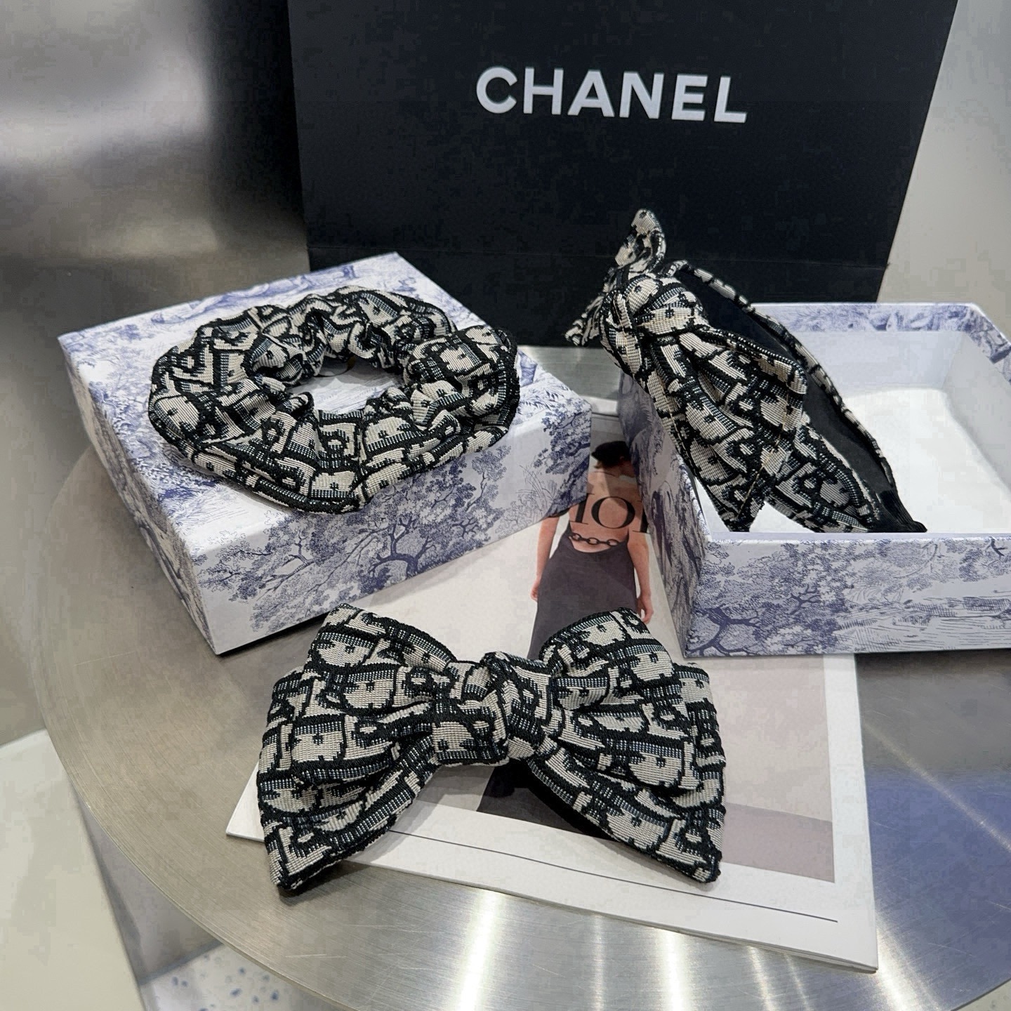 NO:813905,P Comes with packaging box Dior's new CD letter hair band, simple, practical and fashionable!  A must-have for little fairies...hairpins, hair clips, dior, dior, hairpins19860909P 配包装盒 Dior（迪奥）新款CD字母发圈,简单实用 时尚潮流！小仙女必备…发夹,发夹,dior,dior,hairpins,accessory