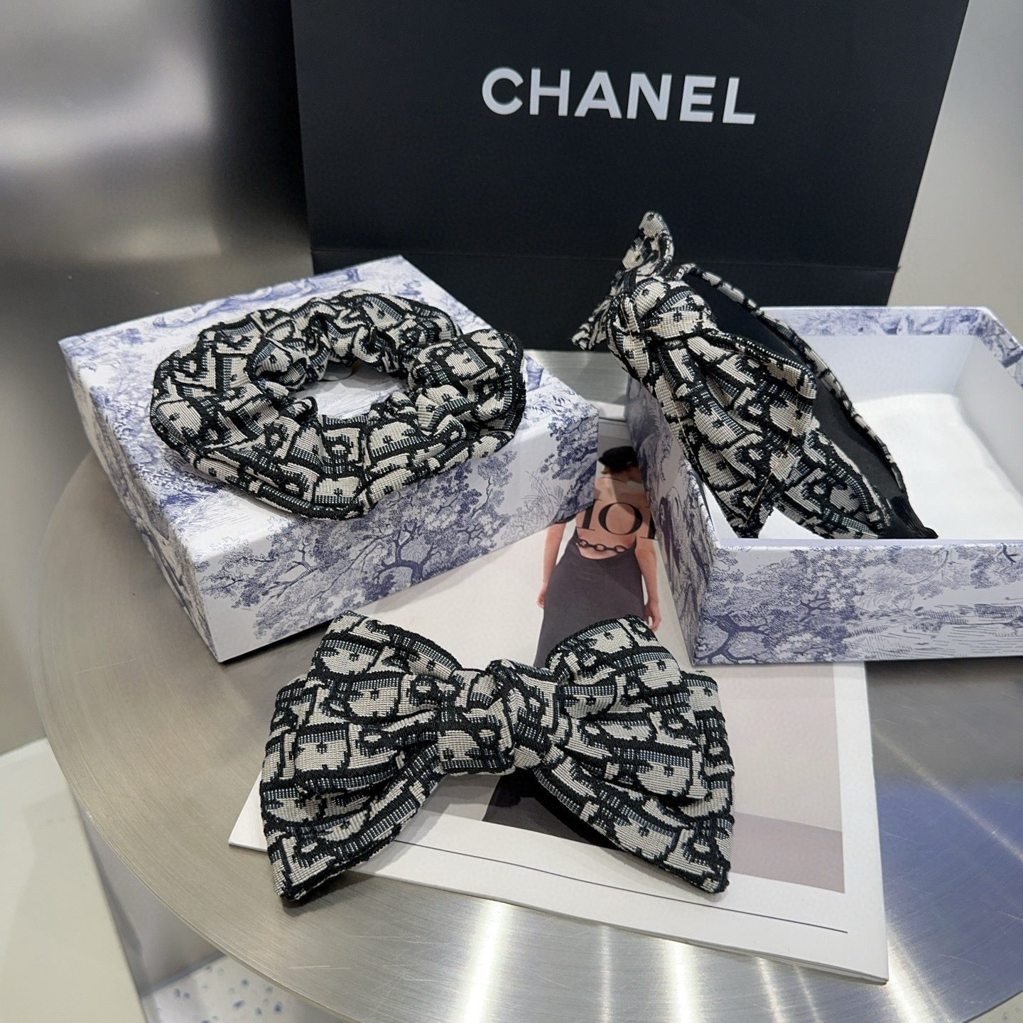 NO:813910,P Comes with packaging box Dior's new CD letter bow headband, simple, practical and fashionable!  A must-have for little fairies...hairpins, hair clips, dior, dior, hairpins19860909P 配包装盒 Dior（迪奥）新款CD字母蝴蝶结发箍,简单实用 时尚潮流！小仙女必备…发夹,发夹,dior,dior,hairpins,accessory