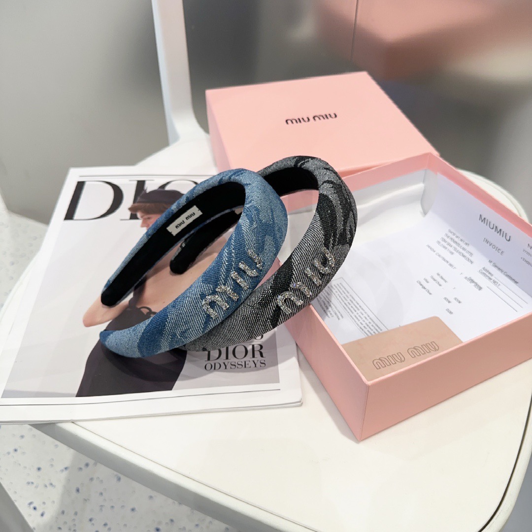 NO:813927,P Comes with a packaging box. Miumiu's new headband is simple, elegant, practical and versatile. It's worth buying!  hairpins,hairpins,miumiu,hairpins19860909P 配包装盒 miumiu新款发箍,简单优雅,实用百搭,值得入手！发夹,发夹,miumiu,hairpins,accessory