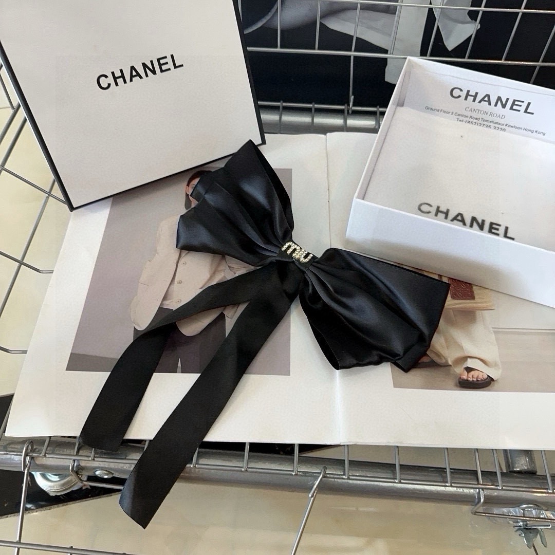 NO:813944,P Comes with packaging box miumiu's new letter spring top clip, simple and elegant, practical and versatile, full of ladylike temperament, a must-have hairpin for young ladies, hairpins, miumiu, hairpins19860909P 配包装盒 miumiu新款字母弹簧顶夹,简单优雅,实用百搭,淑女气质十足,小姐姐必备发夹,发夹,miumiu,hairpins,accessory