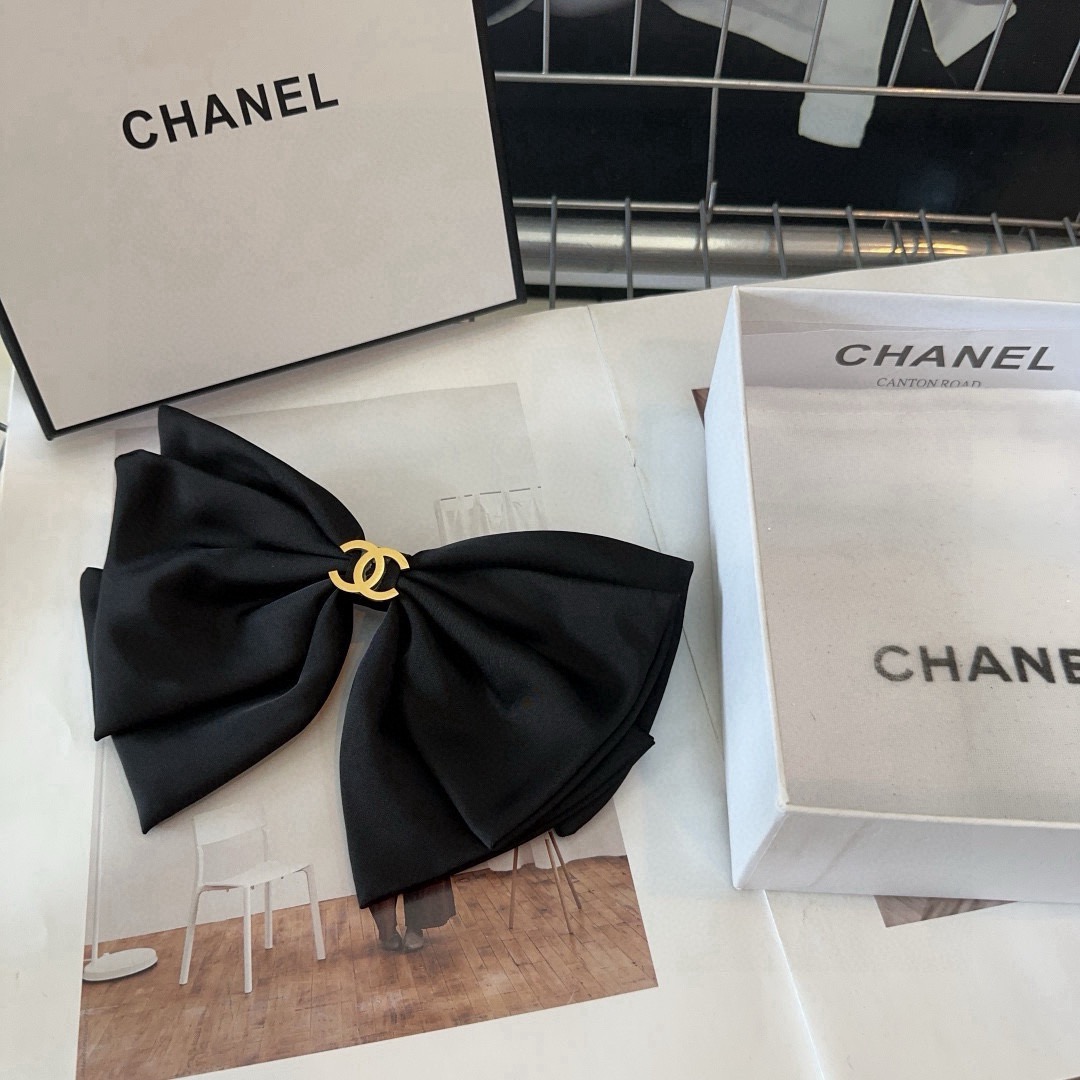 NO:813863,P Comes with a packaging box. Chanel's latest small and popular spring hairpin, super pretty!  Full of celebrity style, a must-have for little fairies...hairpins, hairpins, chanel, chanel, hairpins19860909P 配包装盒 Chanel (香奈儿)最新款小香爆款弹簧发夹,超级好看！名媛范儿十足,小仙女必备…发夹,发夹,chanel,chanel,hairpins,accessory
