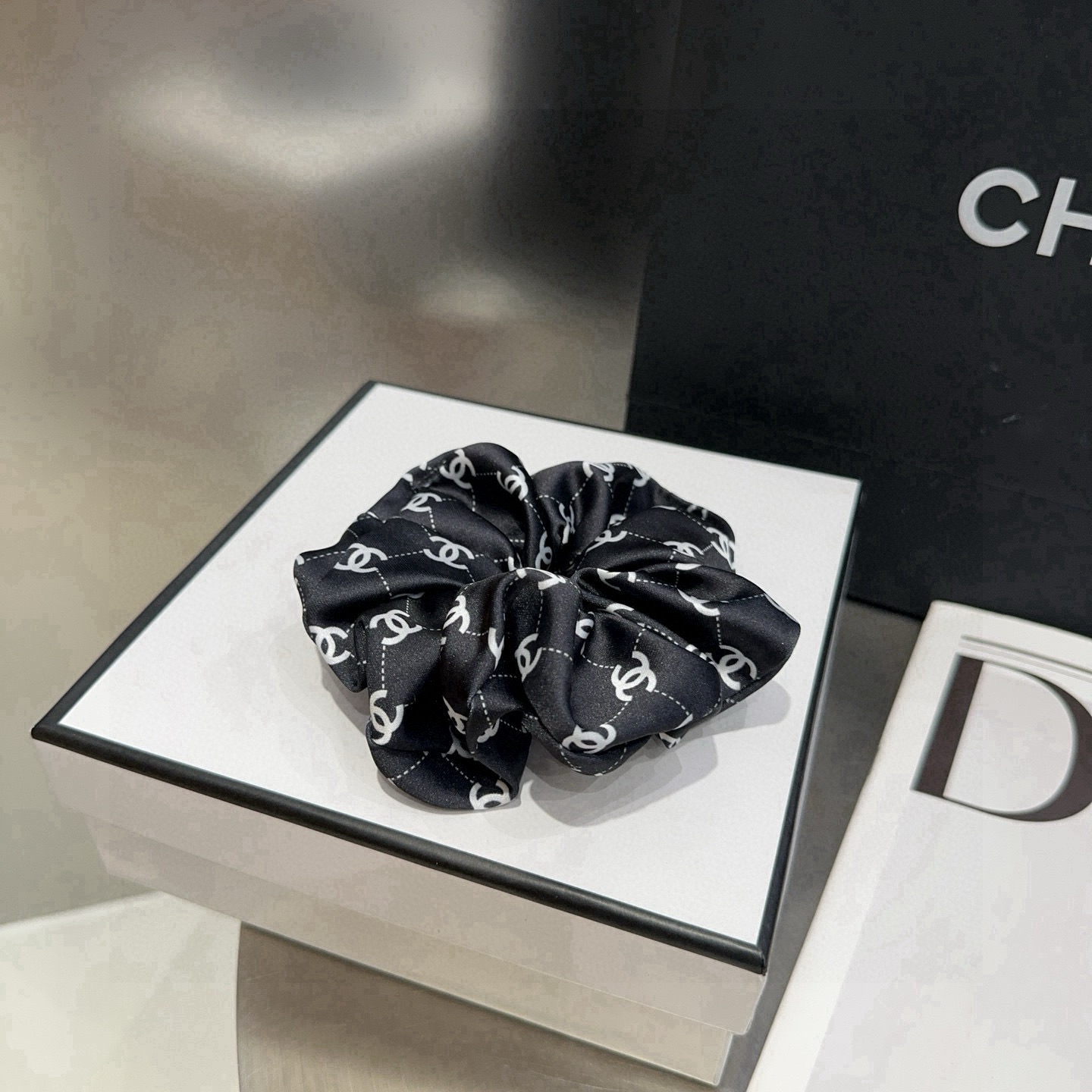 NO:813867,P Comes with a packaging box. Chanel’s latest small and popular style hair tie, super pretty!  Full of celebrity style, a must-have for little fairies...hairpins, hairpins, chanel, chanel, hairpins19860909P 配包装盒 Chanel (香奈儿)最新款小香爆款发圈,超级好看！名媛范儿十足,小仙女必备…发夹,发夹,chanel,chanel,hairpins,accessory