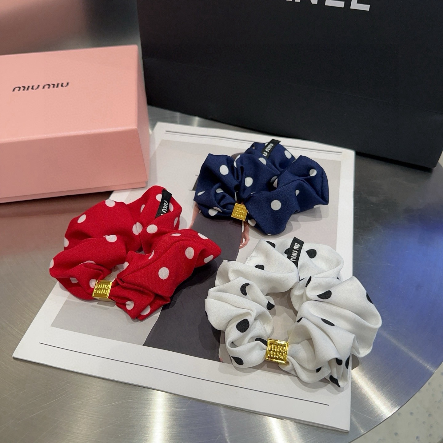NO:813881,P Comes with a packaging box. Miumiu's new polka-dot hair tie is simple and elegant, practical and versatile, and full of ladylike style!  Essential hairpins for little fairies, hairpins, miumiu, hairpins19860909P 配包装盒 miumiu新款波点发圈,简单优雅,实用百搭,名媛范儿十足！小仙女必备发夹,发夹,miumiu,hairpins,accessory